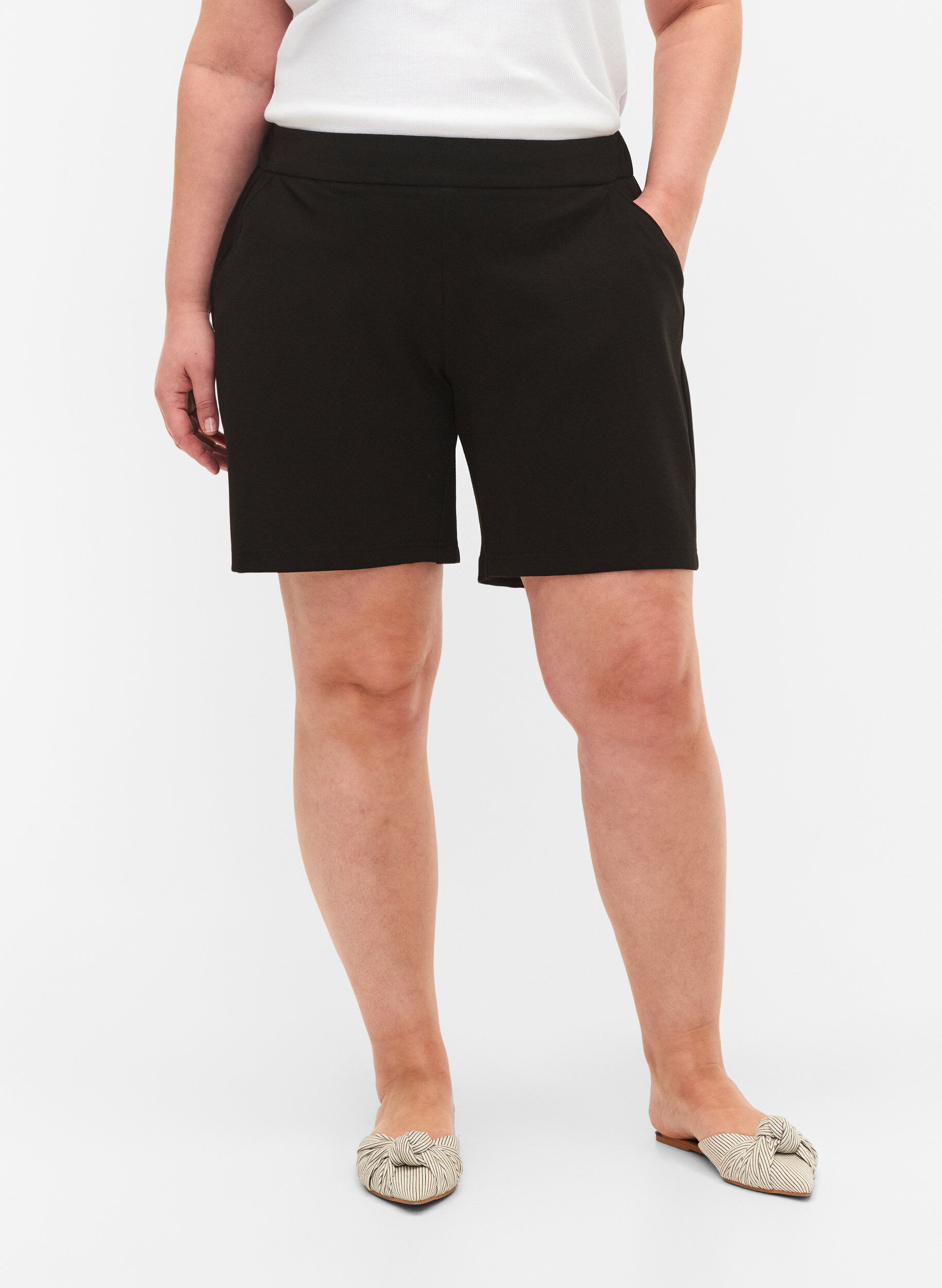 Zizzi Maddison Shorts mit normaler Passform, Black, Model image number 2