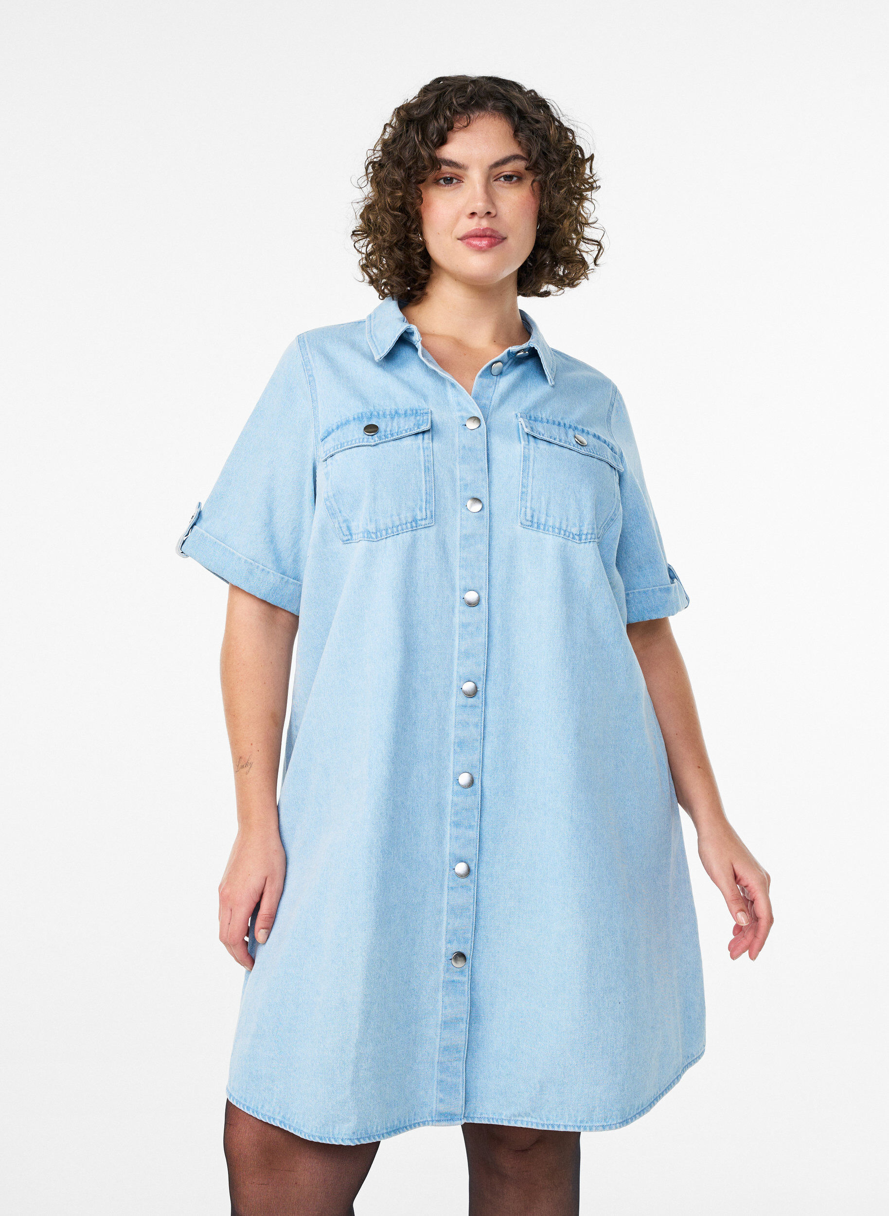 Denimkleid mit kurzen &Auml;rmeln und Kn&ouml;pfen, Blau, Model