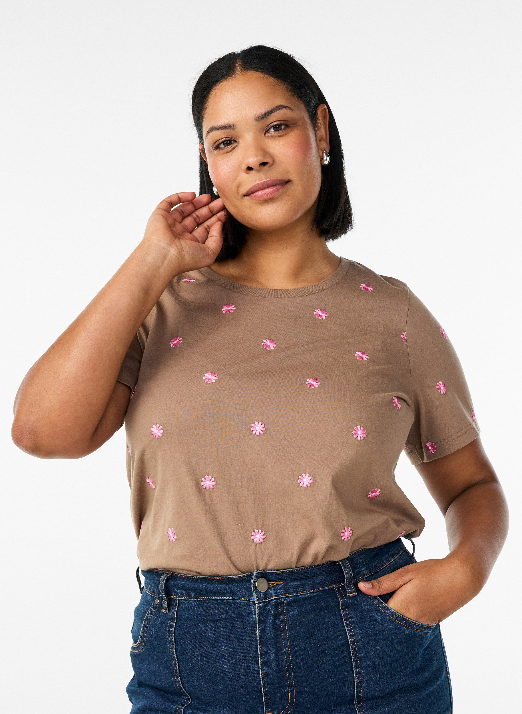 T-Shirt aus Bio-Baumwolle mit aufgestickten Motiven, Braun, Model