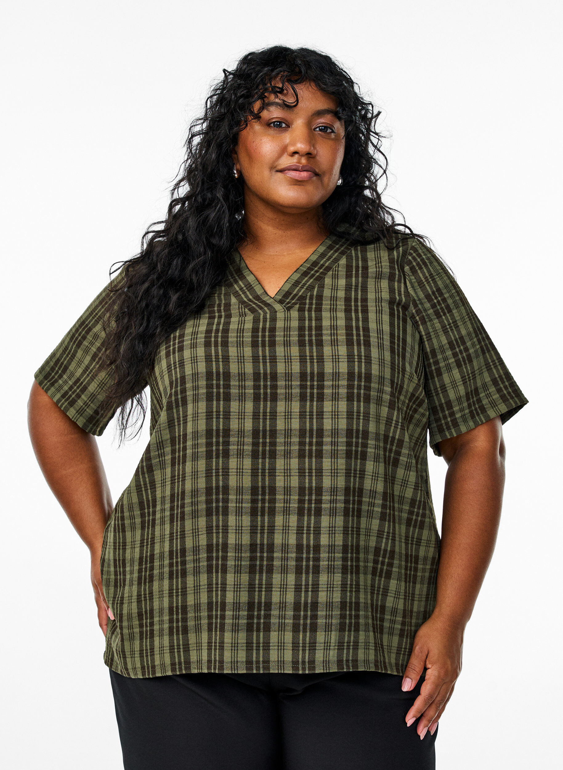 Bluse mit Karo-Muster und V-Ausschnitt, Gr&uuml;n, Model
