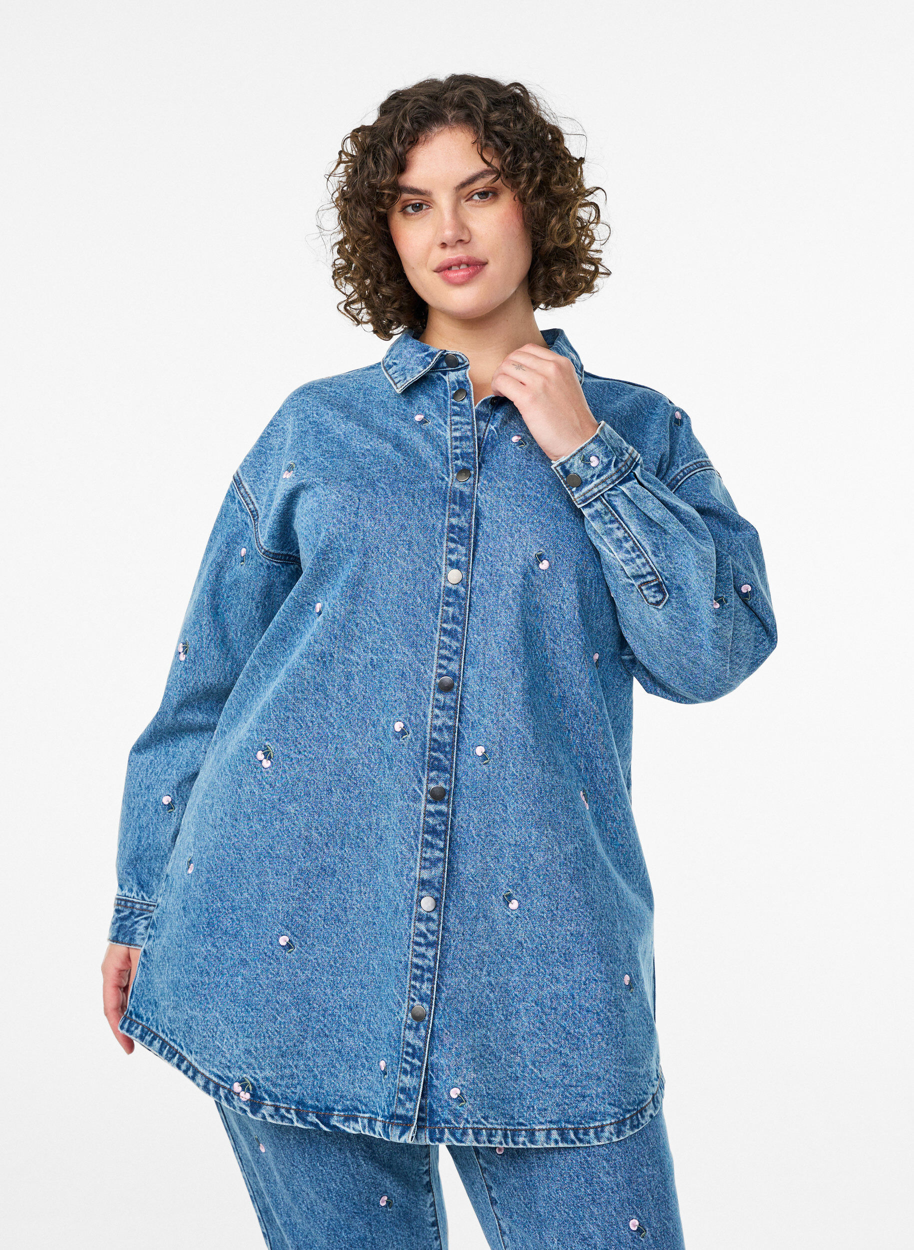 Jeanshemd mit bestickten Motiven, Blau, Model