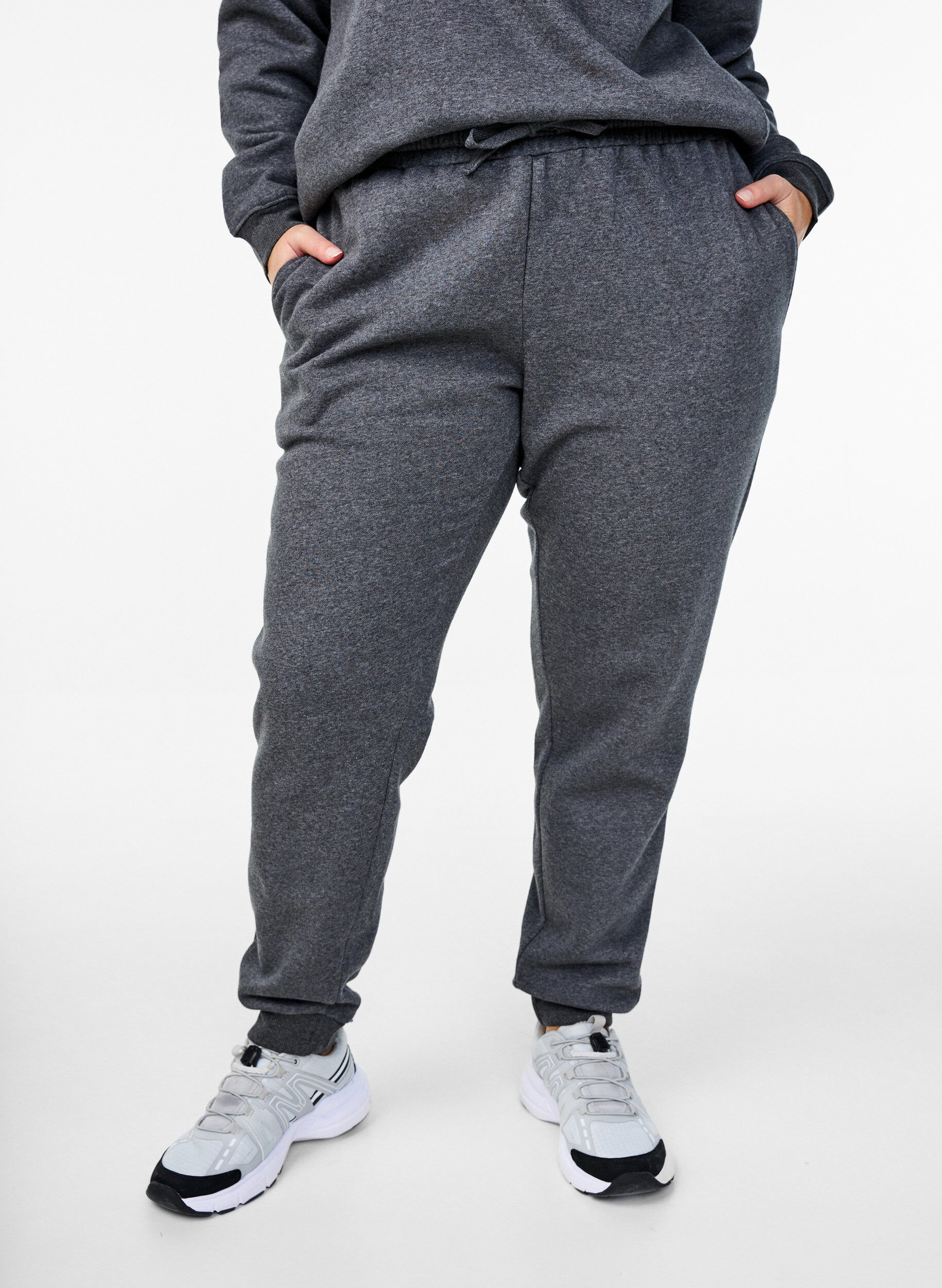 Zizzi Sweathose mit hoher Taille, Grau, Model image number 2