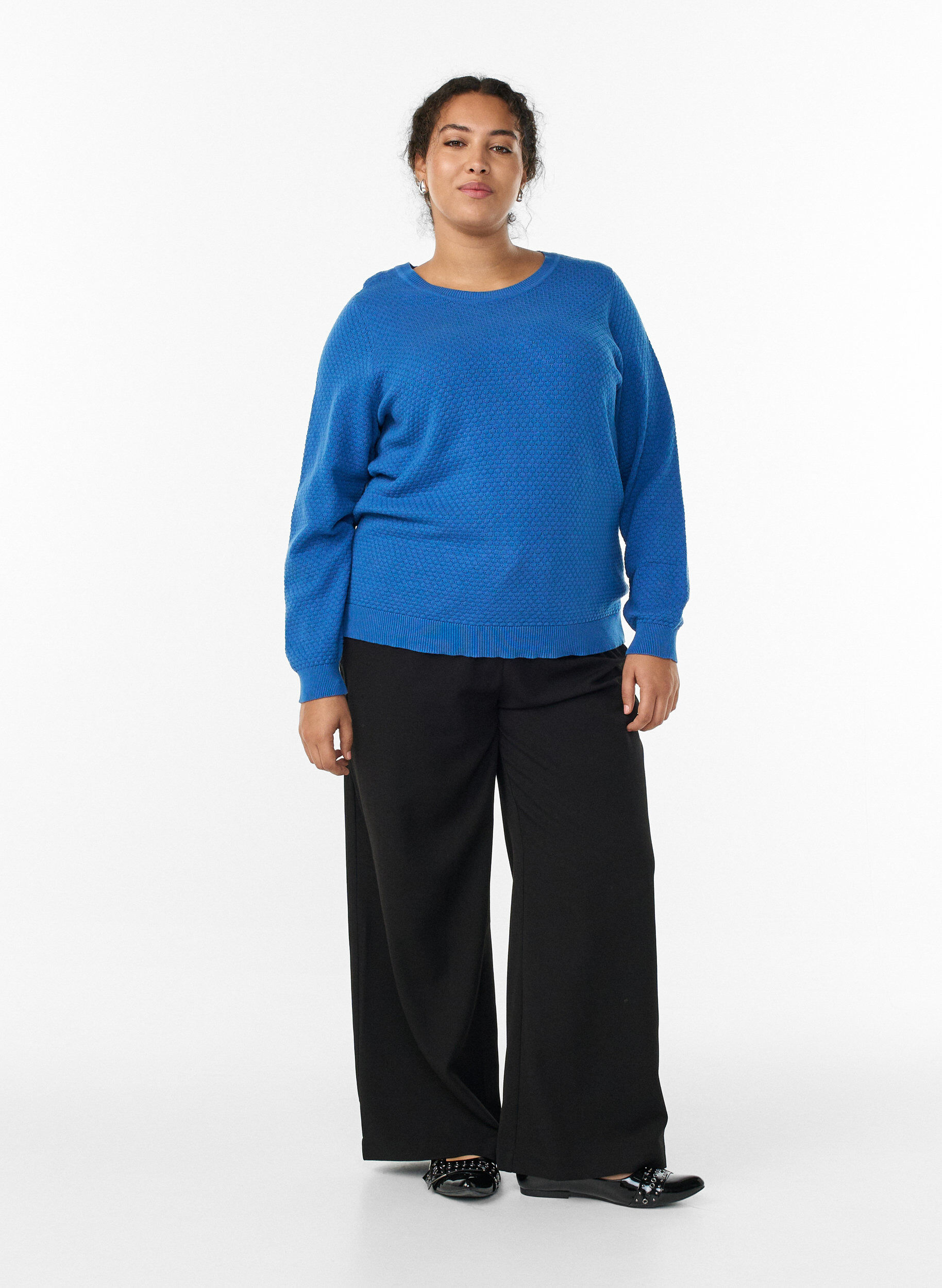 Zizzi Strickbluse aus Baumwolle mit Strukturmuster, Blau, Model image number 1