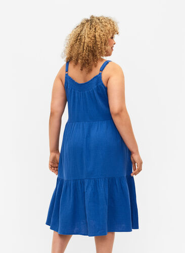 Einfarbiges Trägerkleid aus Baumwolle, Victoria blue, Model image number 1