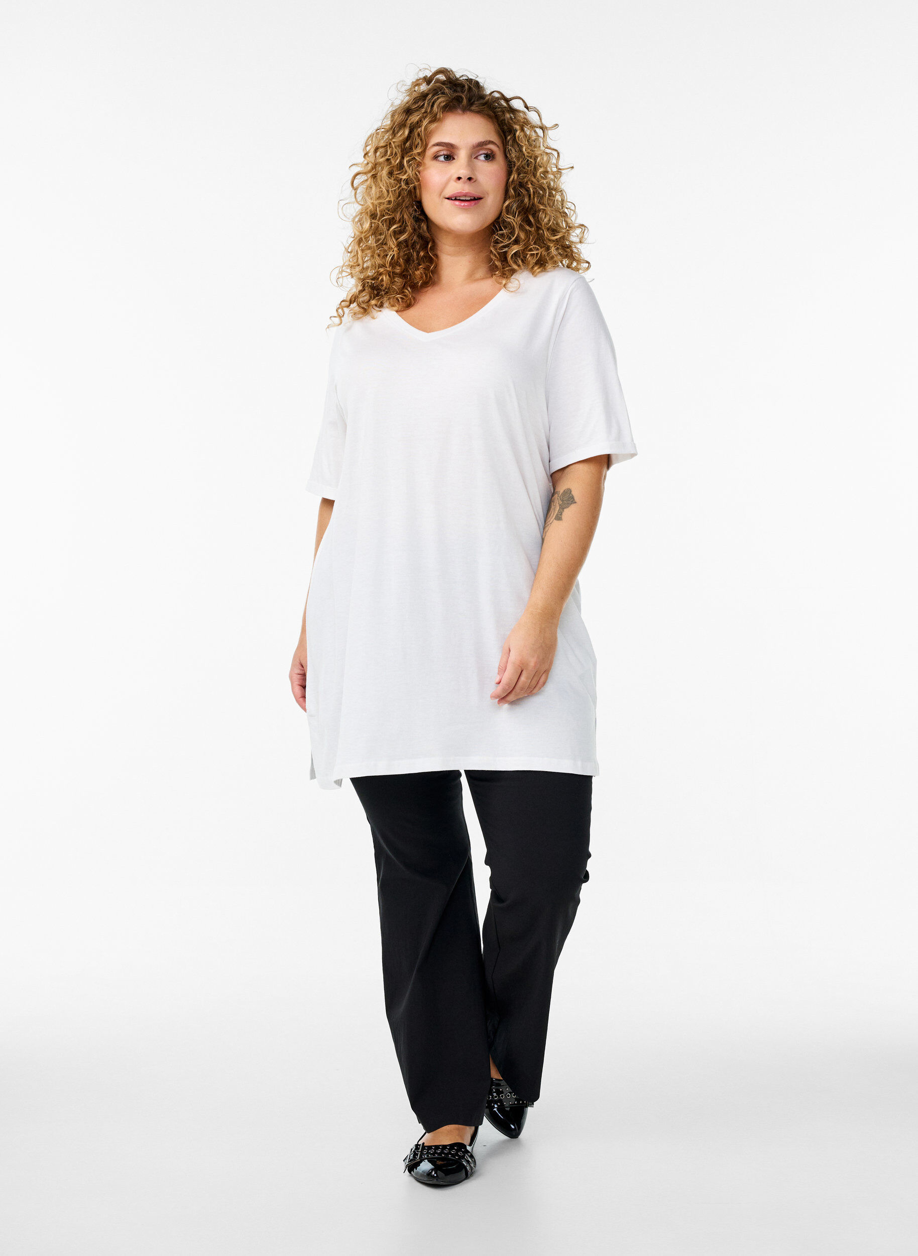Zizzi Einfarbiges Oversize T-Shirt mit V-Ausschnitt, Wei&szlig;, Model image number 1