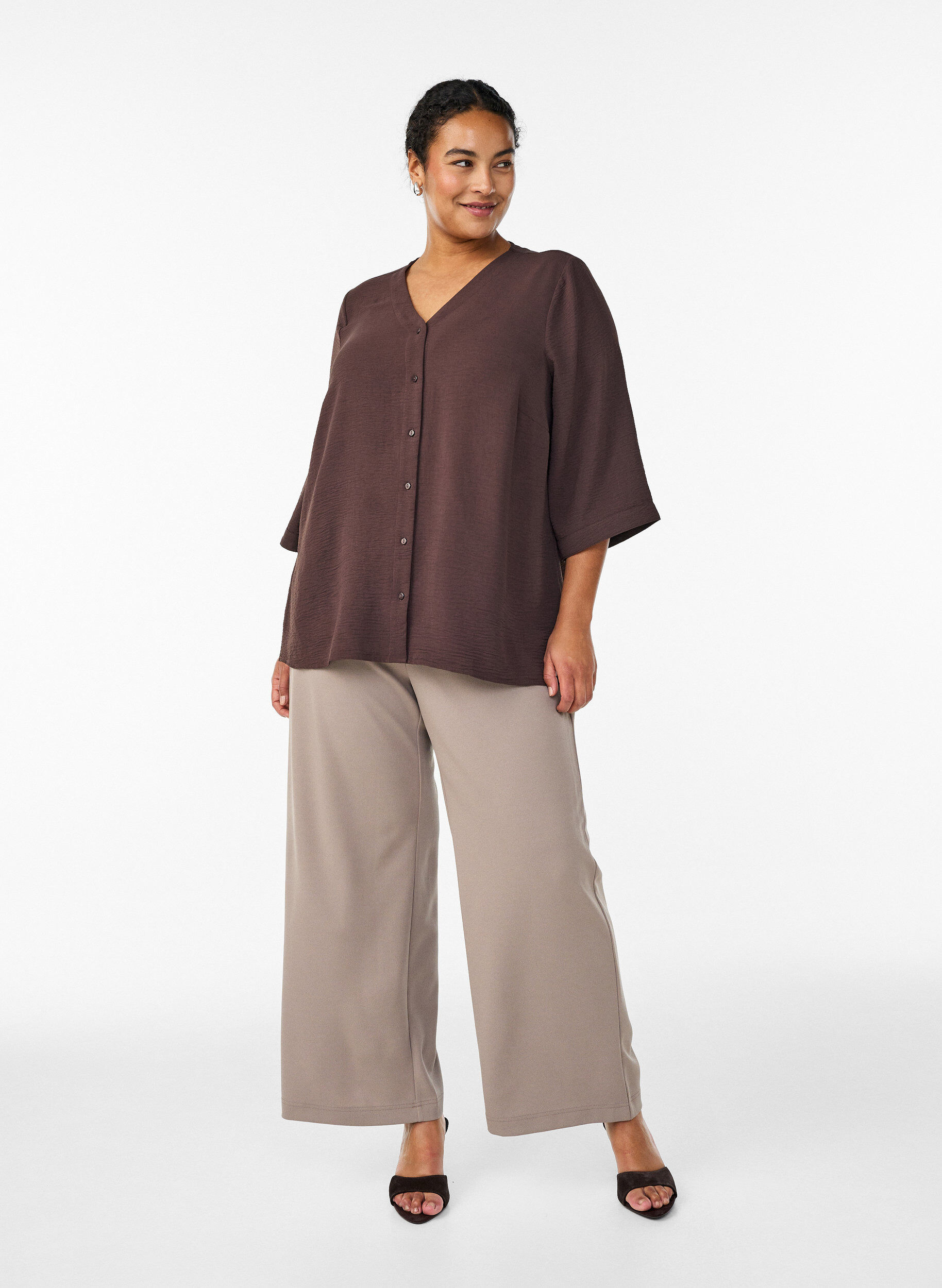 Zizzi Bluse mit V-Ausschnitt und 3/4-&Auml;rmeln, Braun, Model image number 1