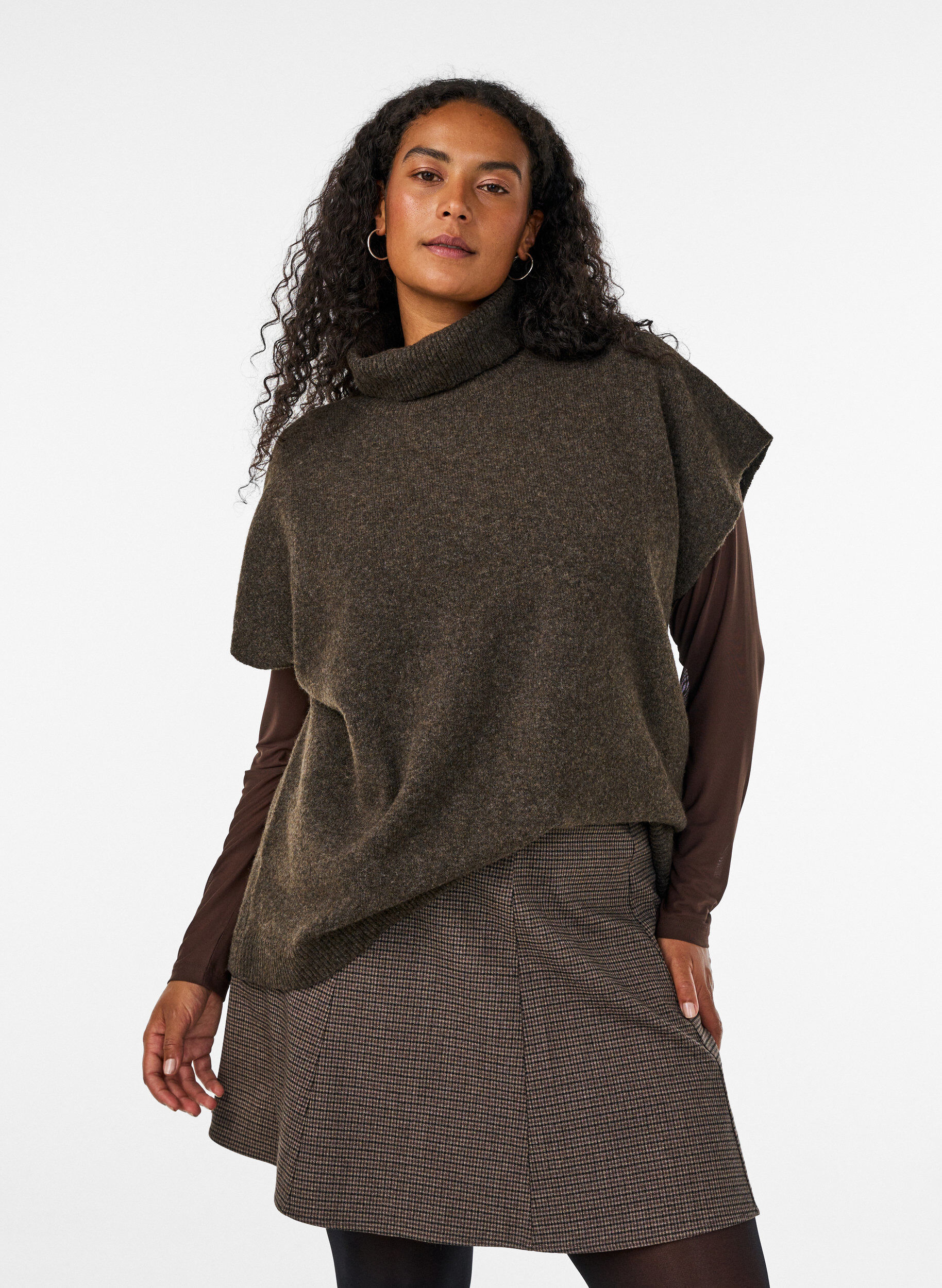 Strickweste mit Rollkragen, Braun, Model