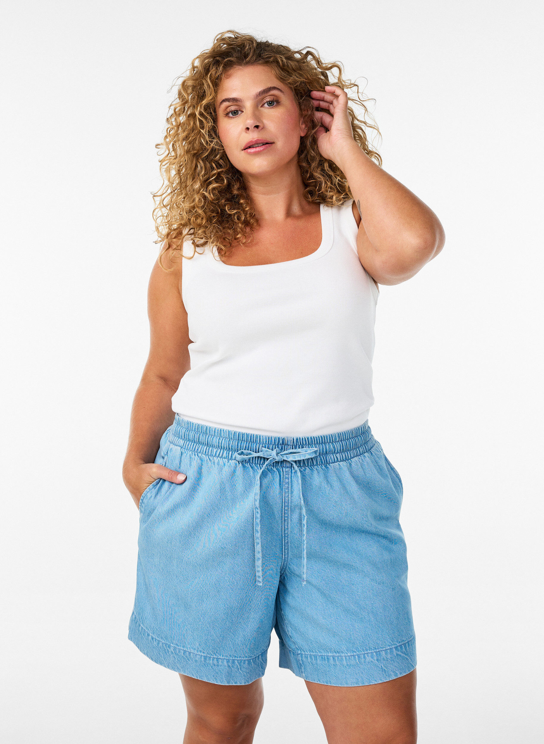 ZizziShorts in Jeans-Optik mit elastischem Bund und Kordelzug, Blau, Model image number 0