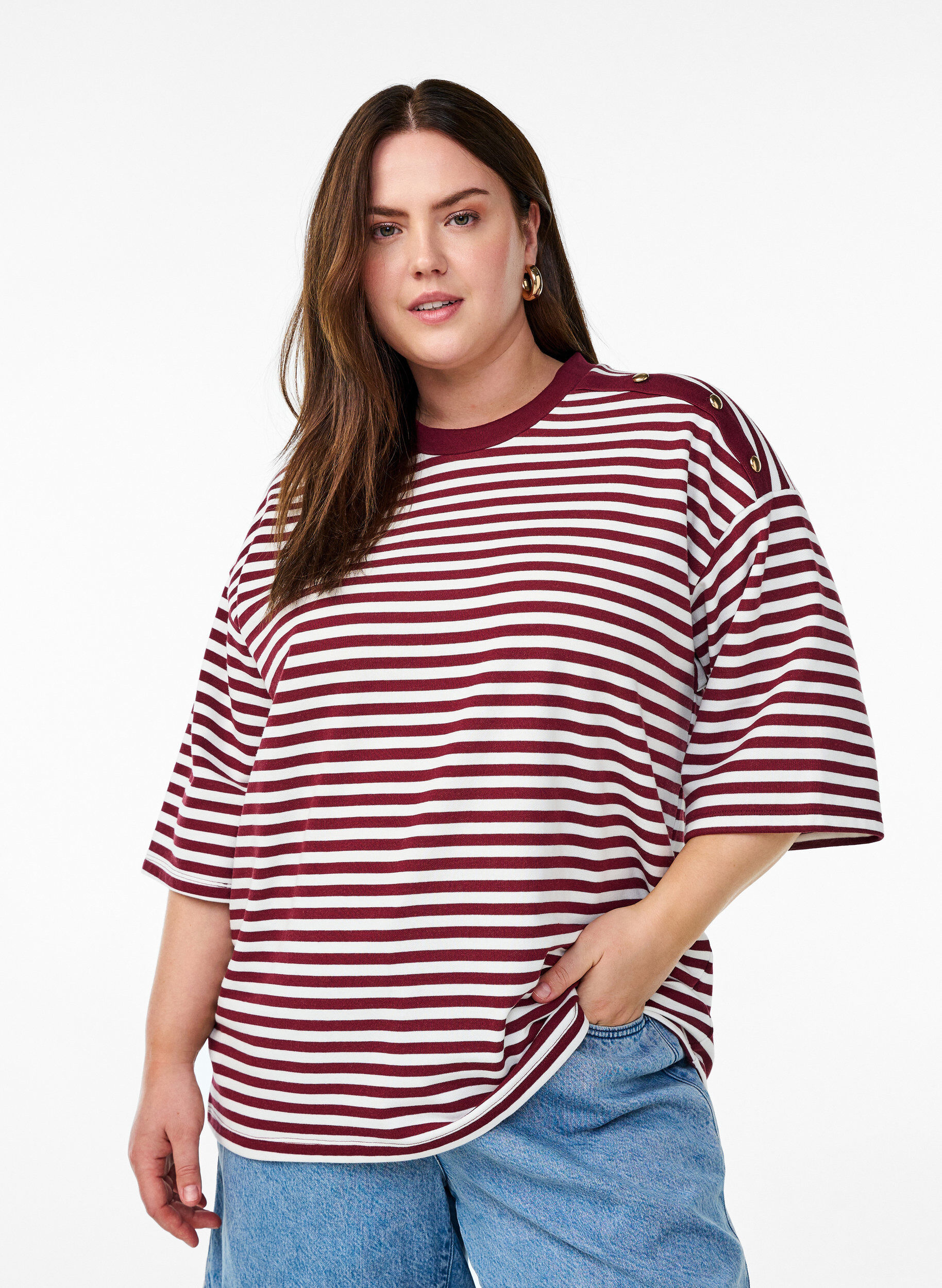 Zizzi Gestreifte Bluse mit 3/4 &Auml;rmeln und Knopfdetail, Rot, Model image number 0
