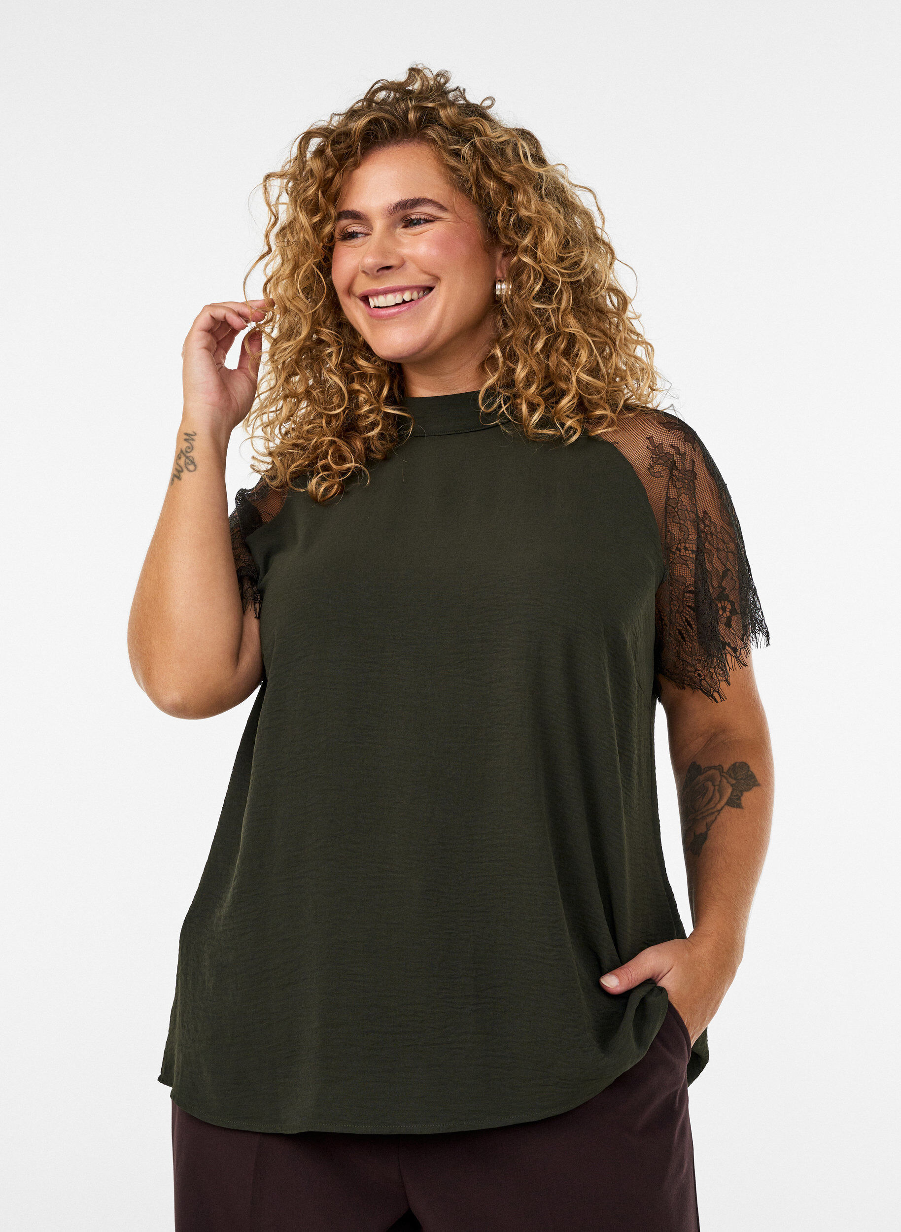 Bluse mit kurzen &Auml;rmeln aus Spitze und hohem Kragen, Gr&uuml;n, Model
