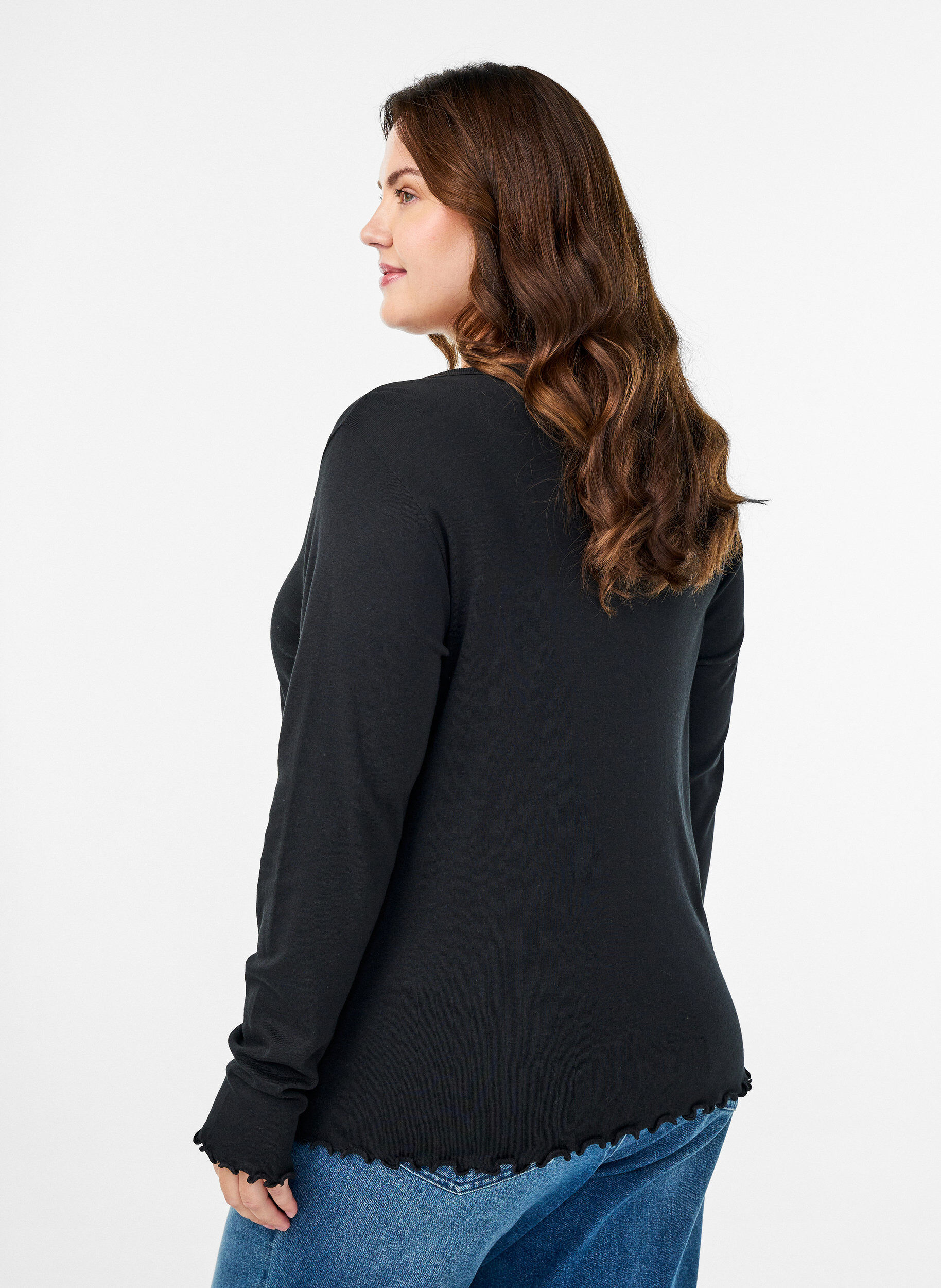 Zizzi Jerseybluse mit Kn&ouml;pfen und welligen Kanten, Schwarz, Model image number 2
