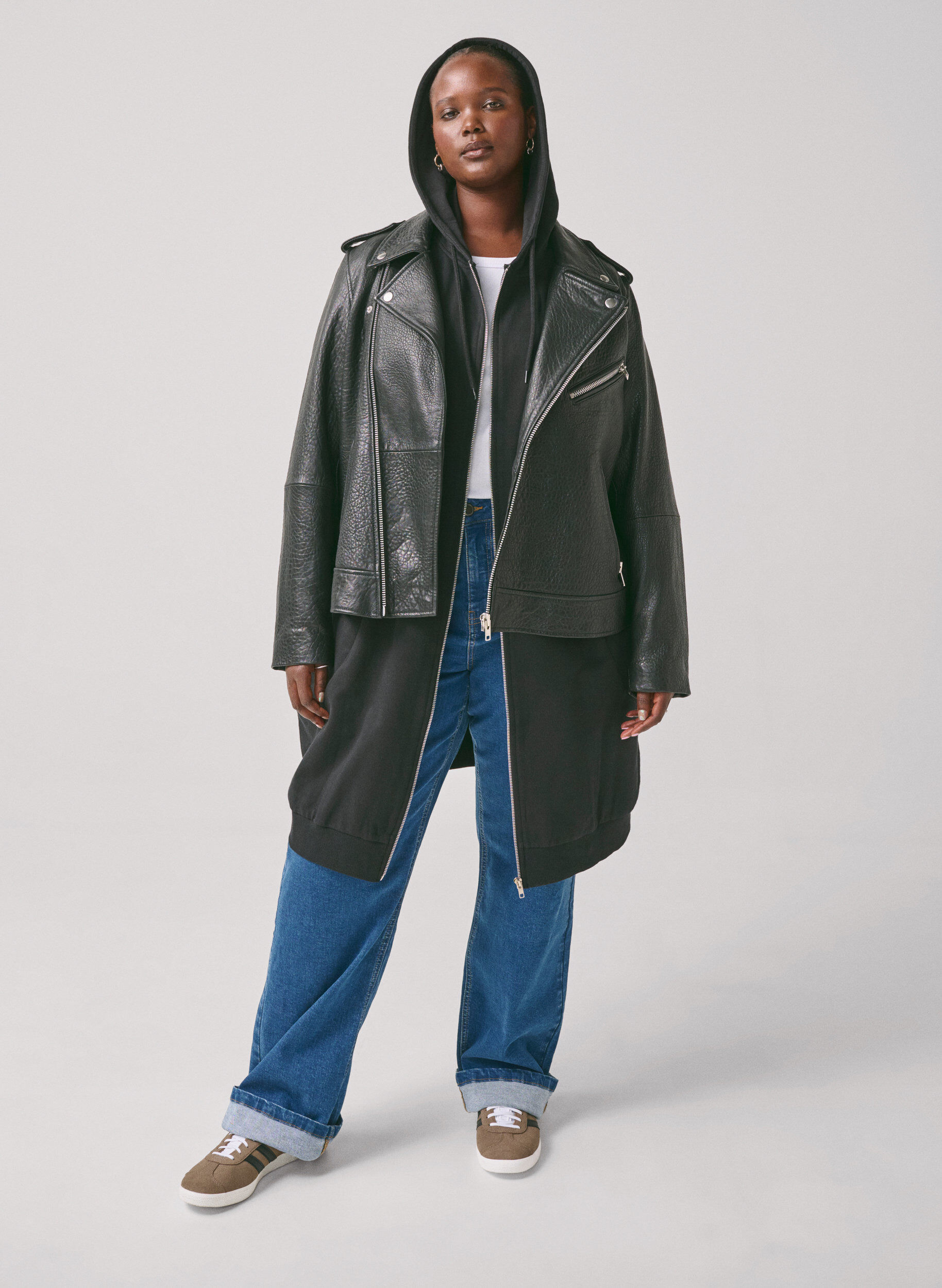 Zizzi Lange Sweatjacke aus Baumwolle mit Kapuze, Schwarz, Image image number 0