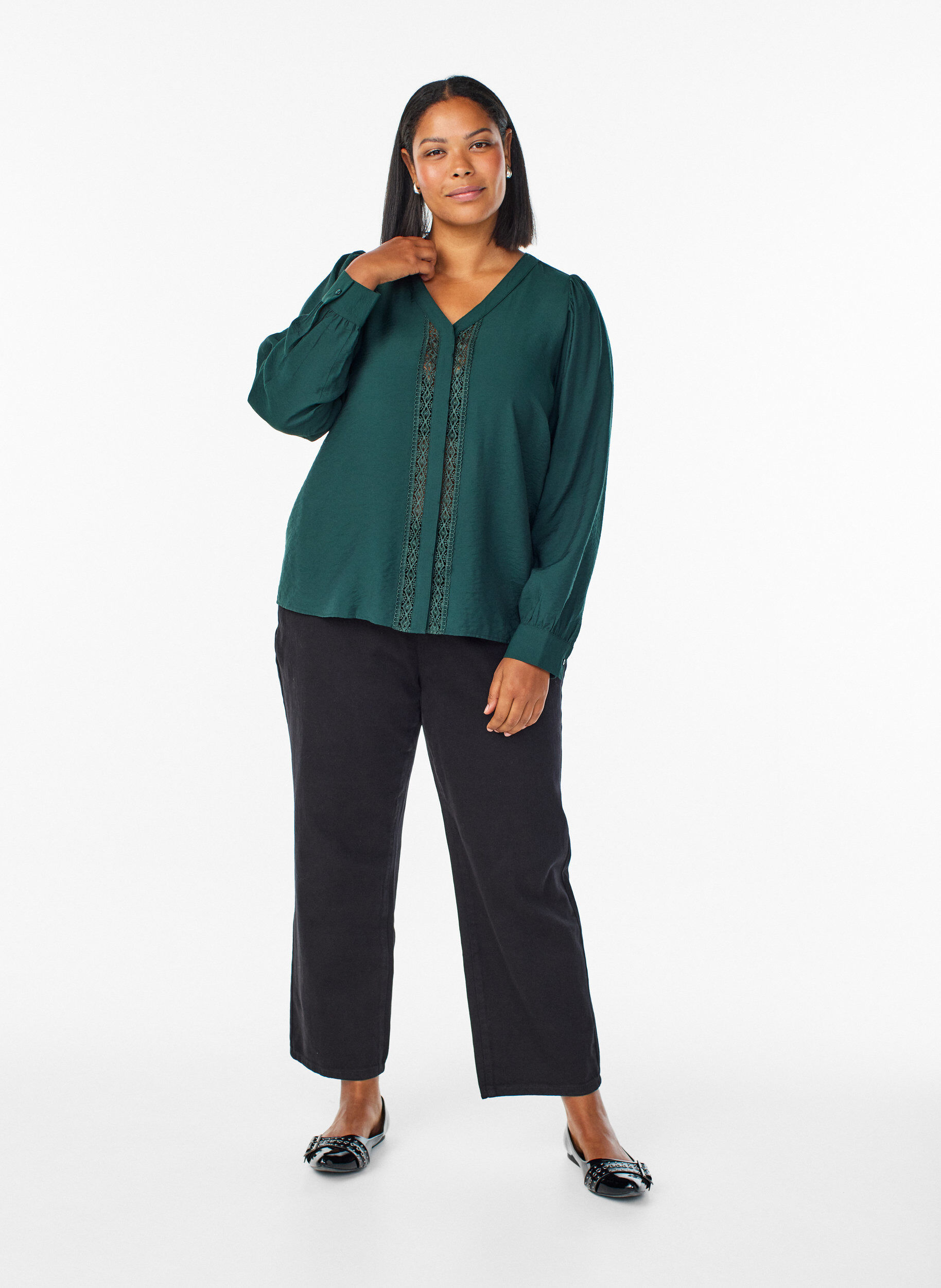 Zizzi Bluse mit V-Ausschnitt und bestickten B&auml;ndern, Gr&uuml;n, Model image number 1