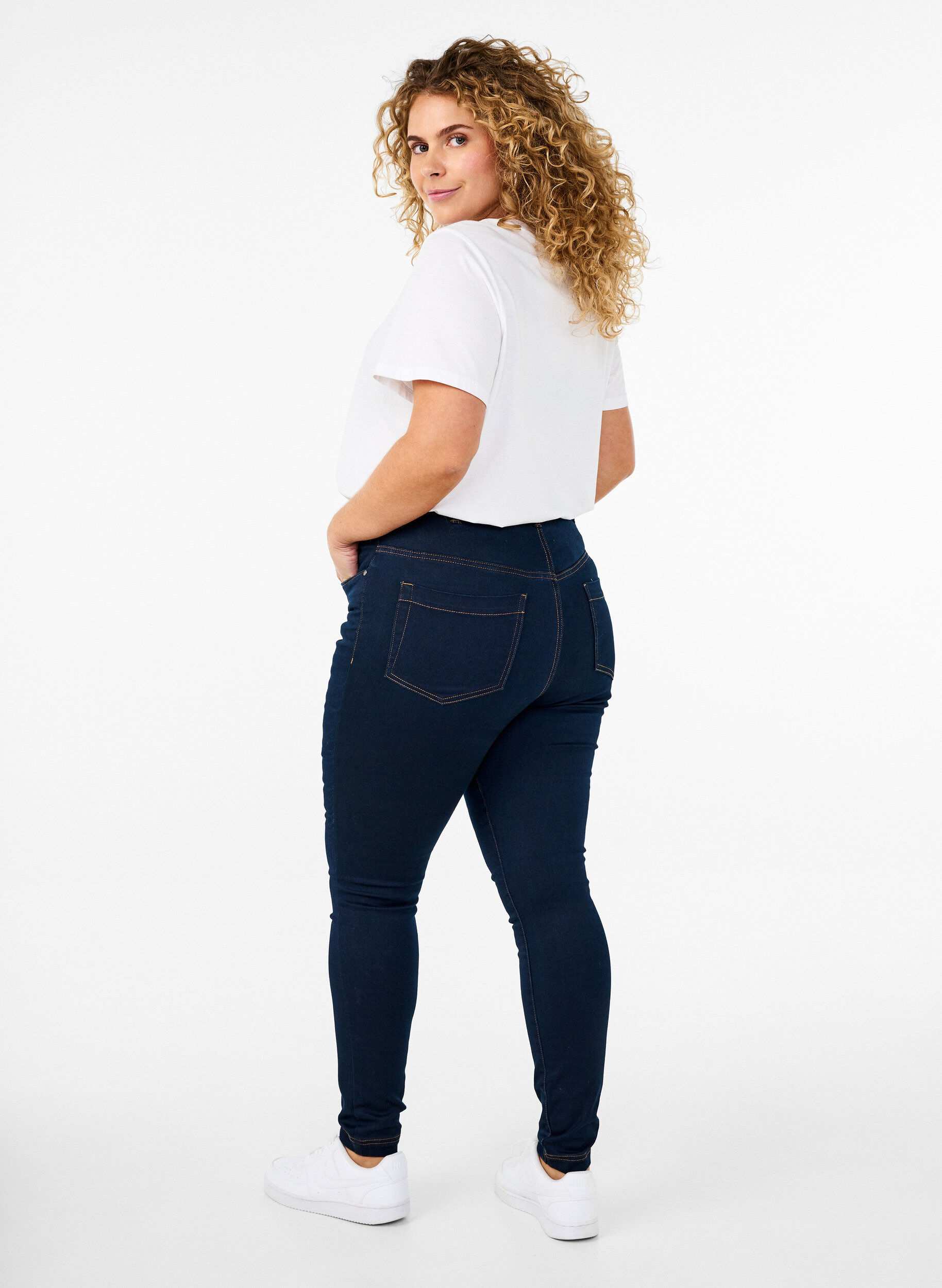 ZizziExtra schmale Amy Jeans mit hoher Taille, Unwashed, Model image number 1
