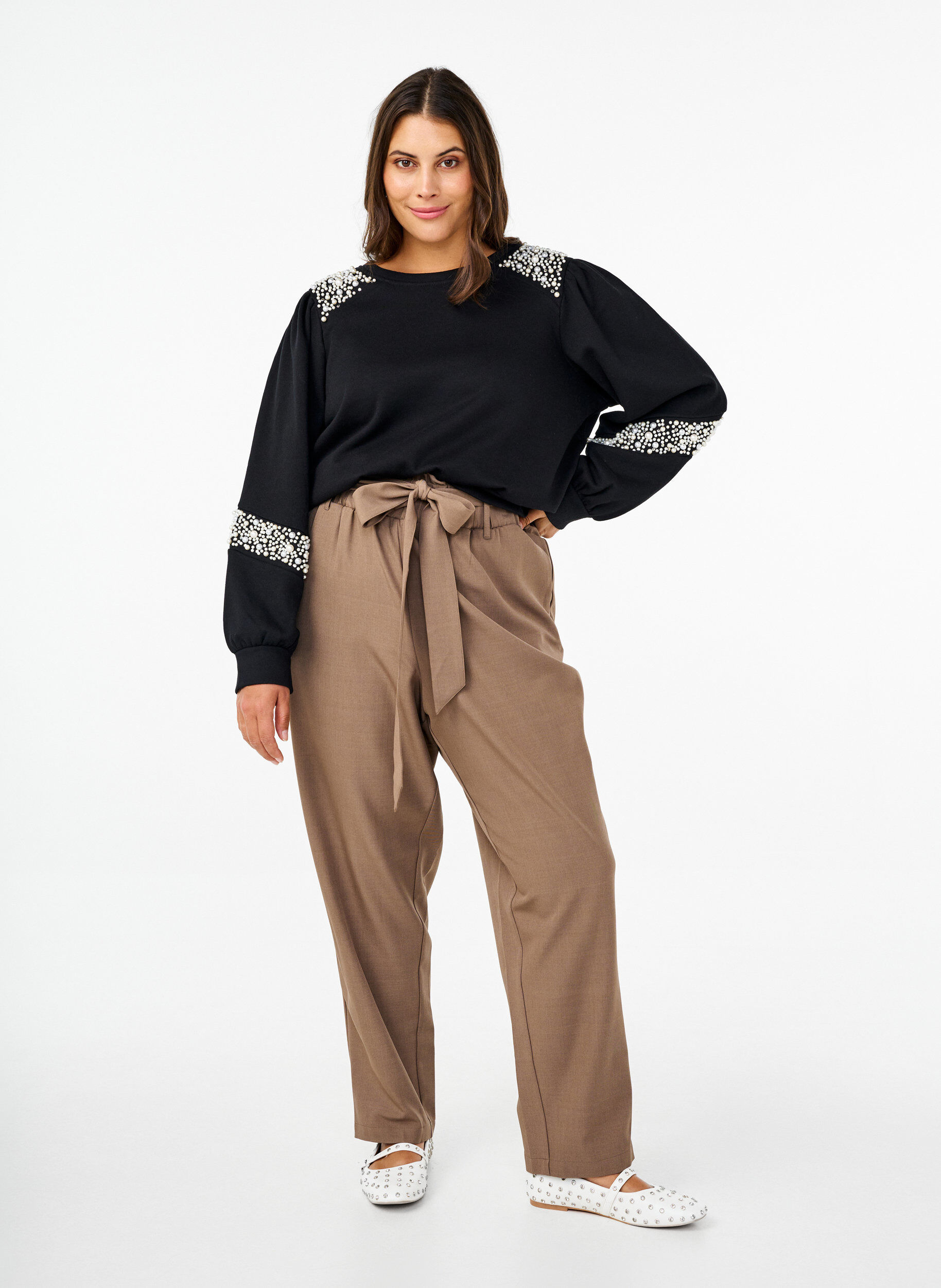 Zizzi Sweatshirt mit Perlendetails, Black, Model image number 2