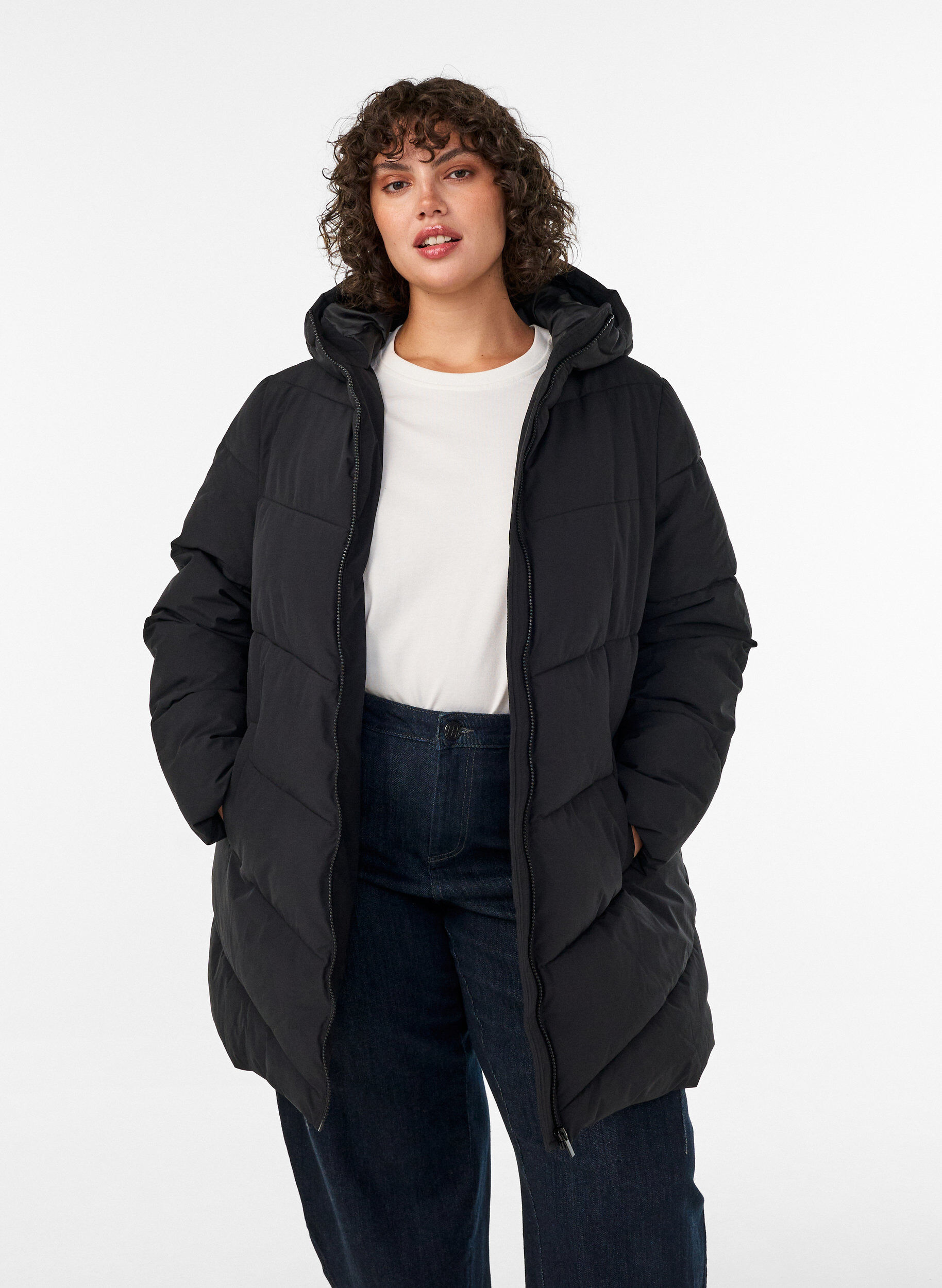 Mittellange Steppjacke mit Kapuze, Schwarz, Model