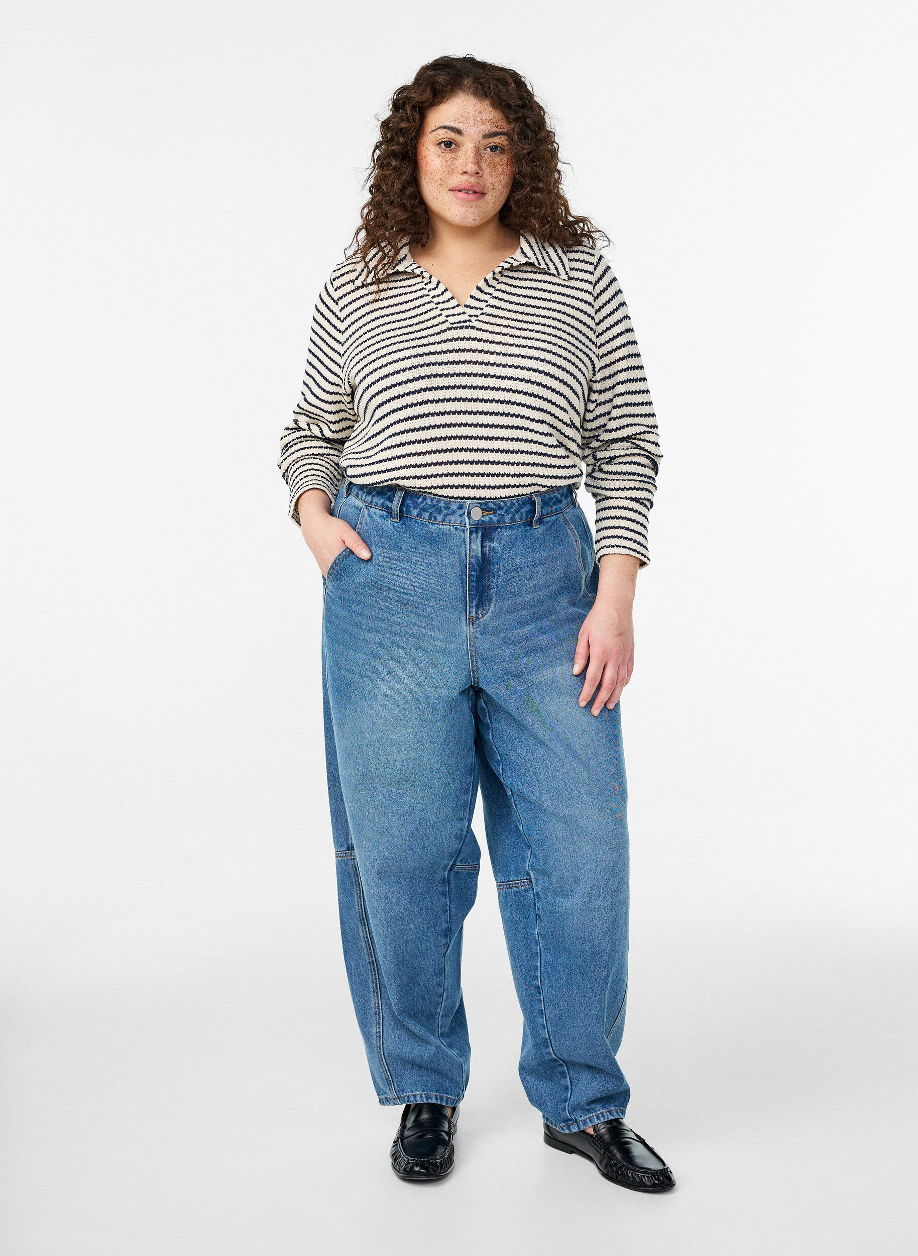 Zizzi Gestreifte Bluse aus Jersey mit Kragen und V-Ausschnitt, Beige, Model image number 1