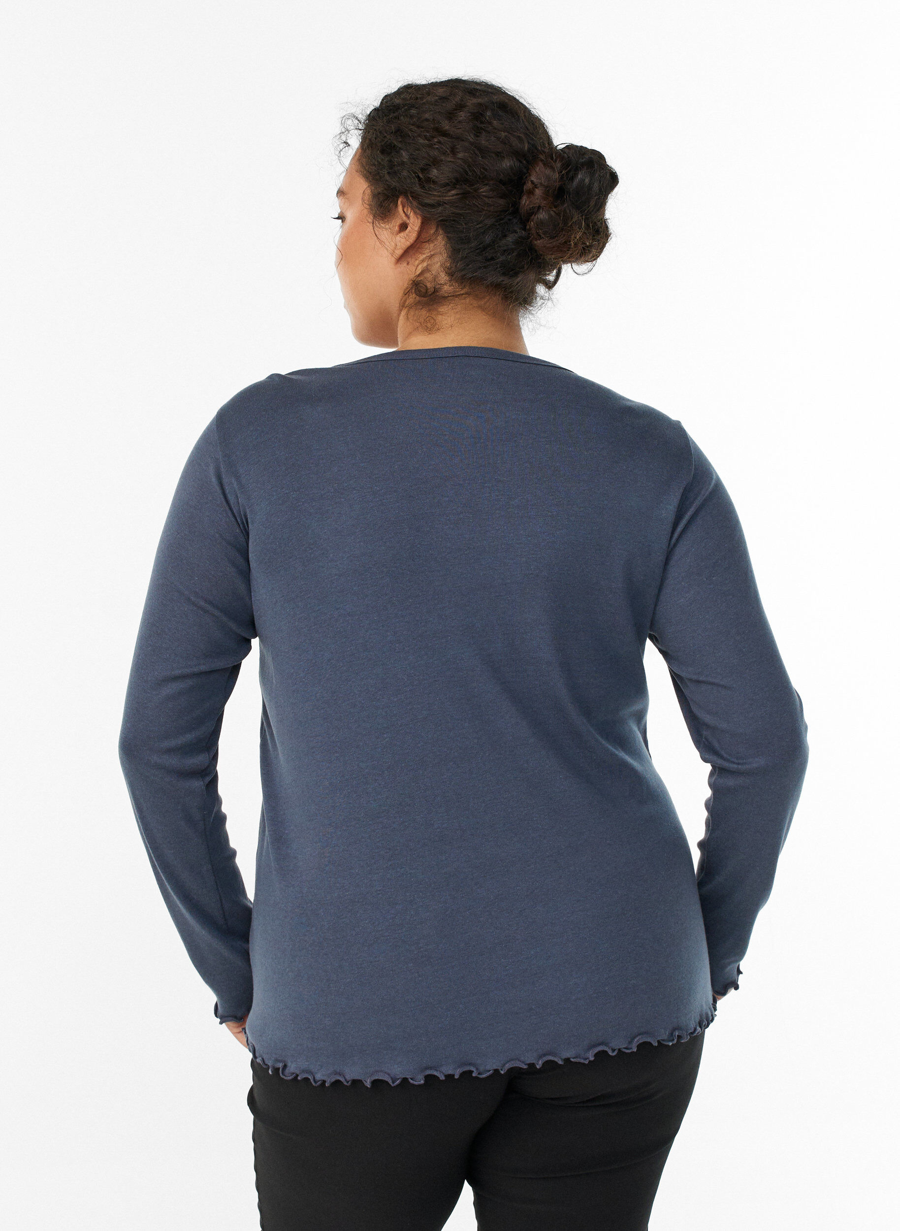 Zizzi Jerseybluse mit Kn&ouml;pfen und welligen Kanten, Grau, Model image number 2