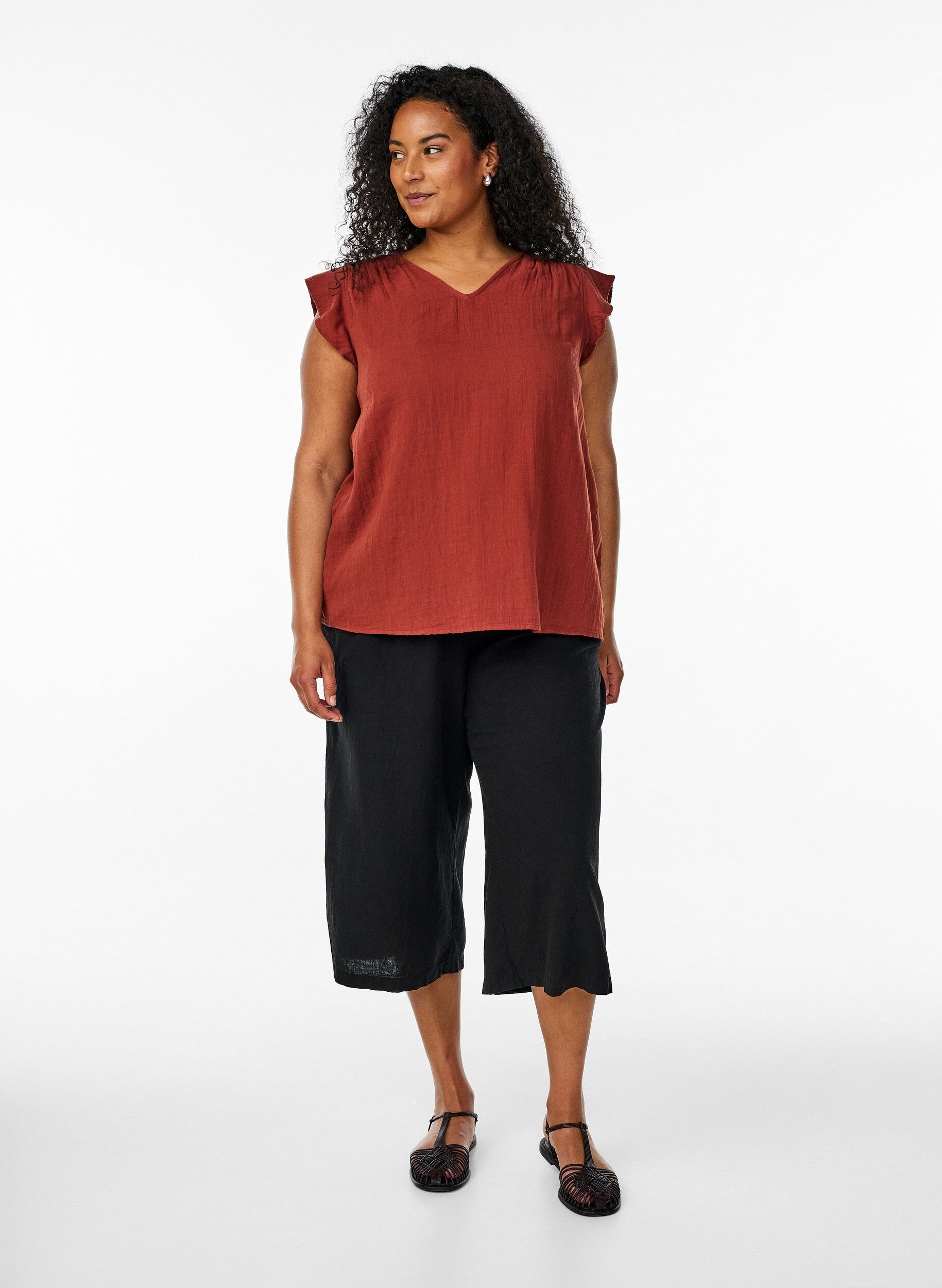 Zizzi &Auml;rmelloses Oberteil aus Baumwollmusselin mit R&uuml;schen, Rot, Model image number 1