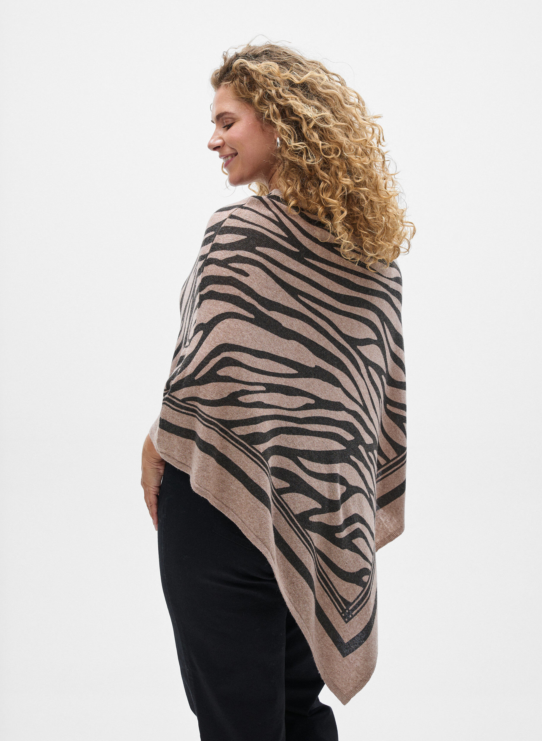 Zizzi Feinstrickponcho., Schwarz, Model image number 2