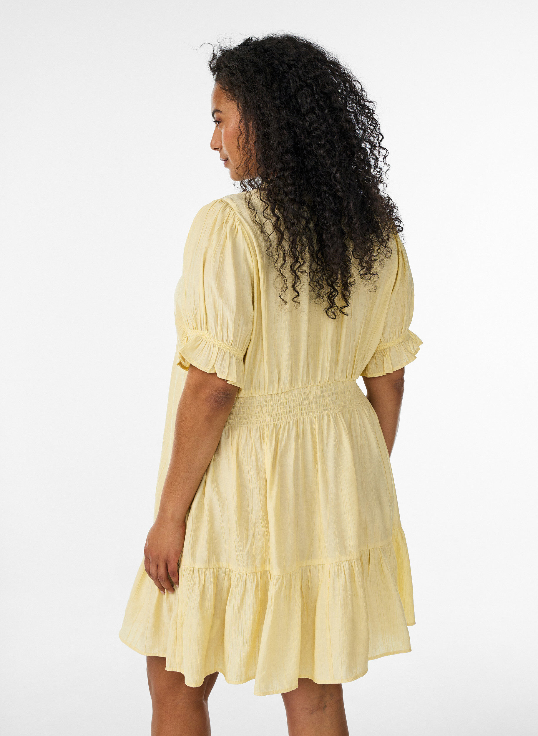 ZizziKurzes Kleid aus Viskose mit R&uuml;schendetails, Gelb, Model image number 2