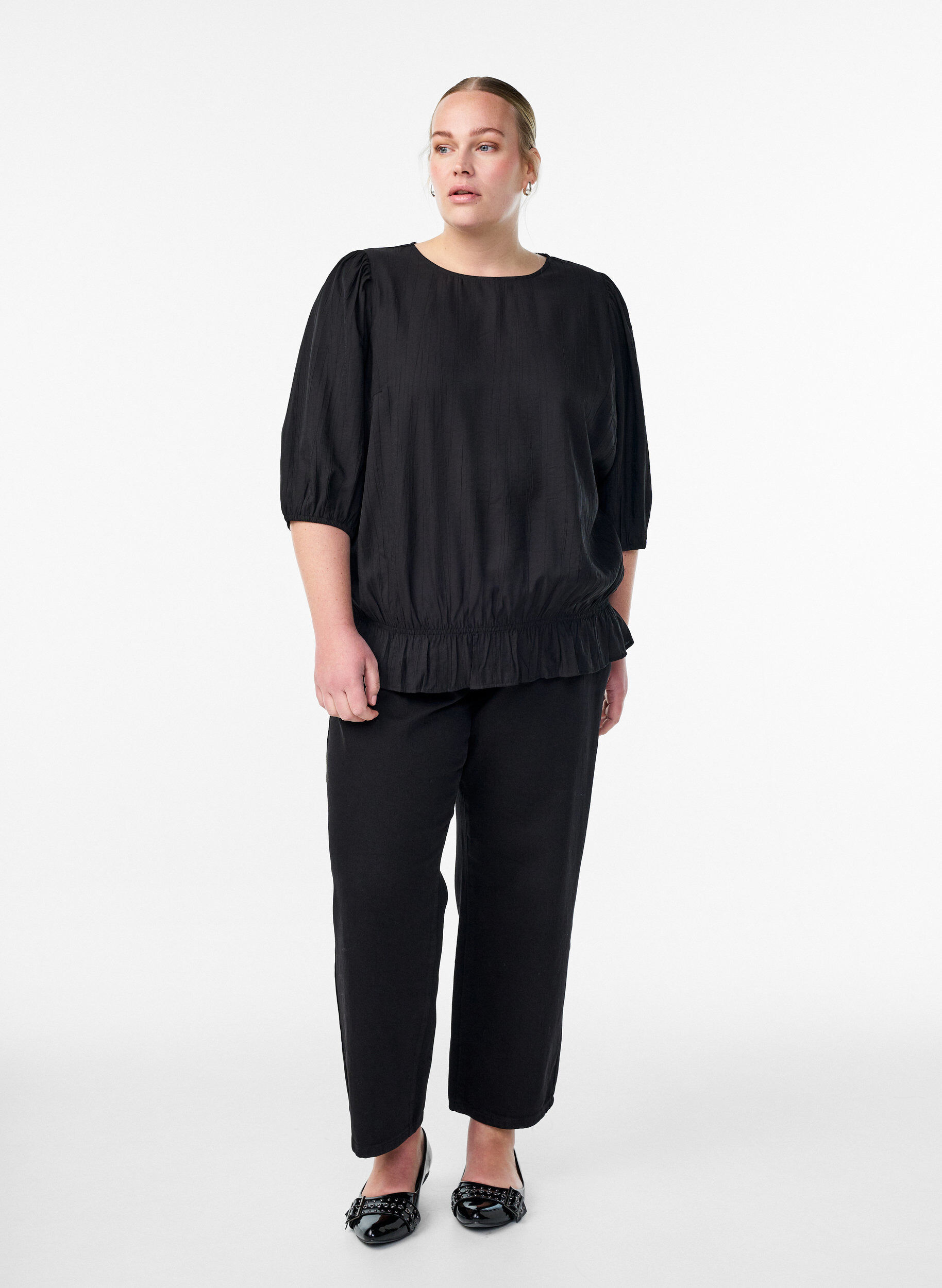 Zizzi Viskosebluse mit 3/4-&Auml;rmeln und Balloneffekt, Schwarz, Model image number 1