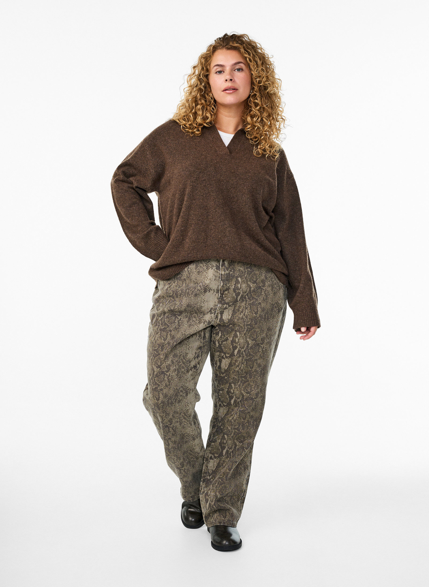 Gemma Jeans mit hoher Taille und Schlangenmuster, Braun, Model