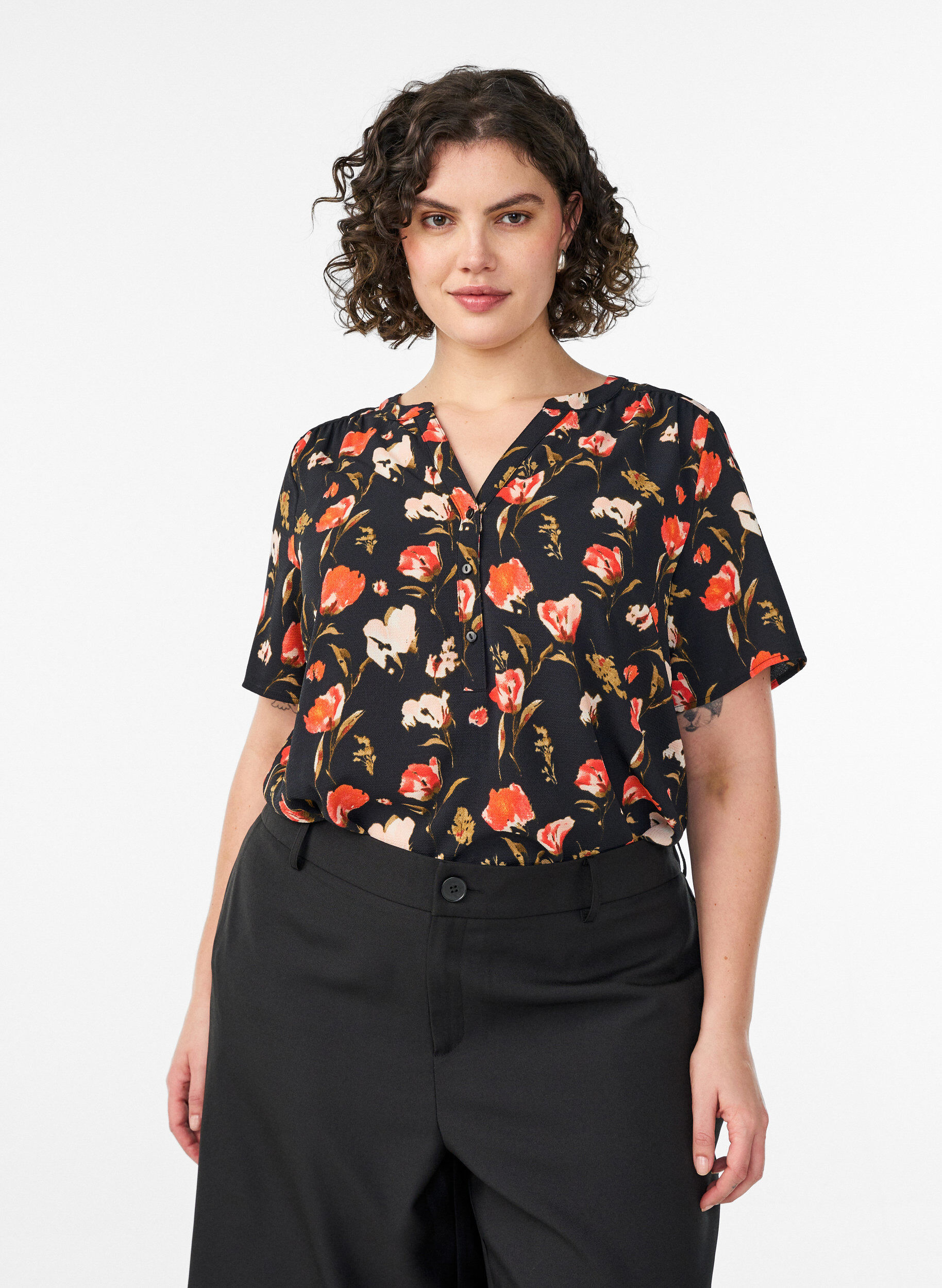 Zizzi Bluse mit kurzen &Auml;rmeln und V-Ausschnitt, Schwarz, Model image number 0