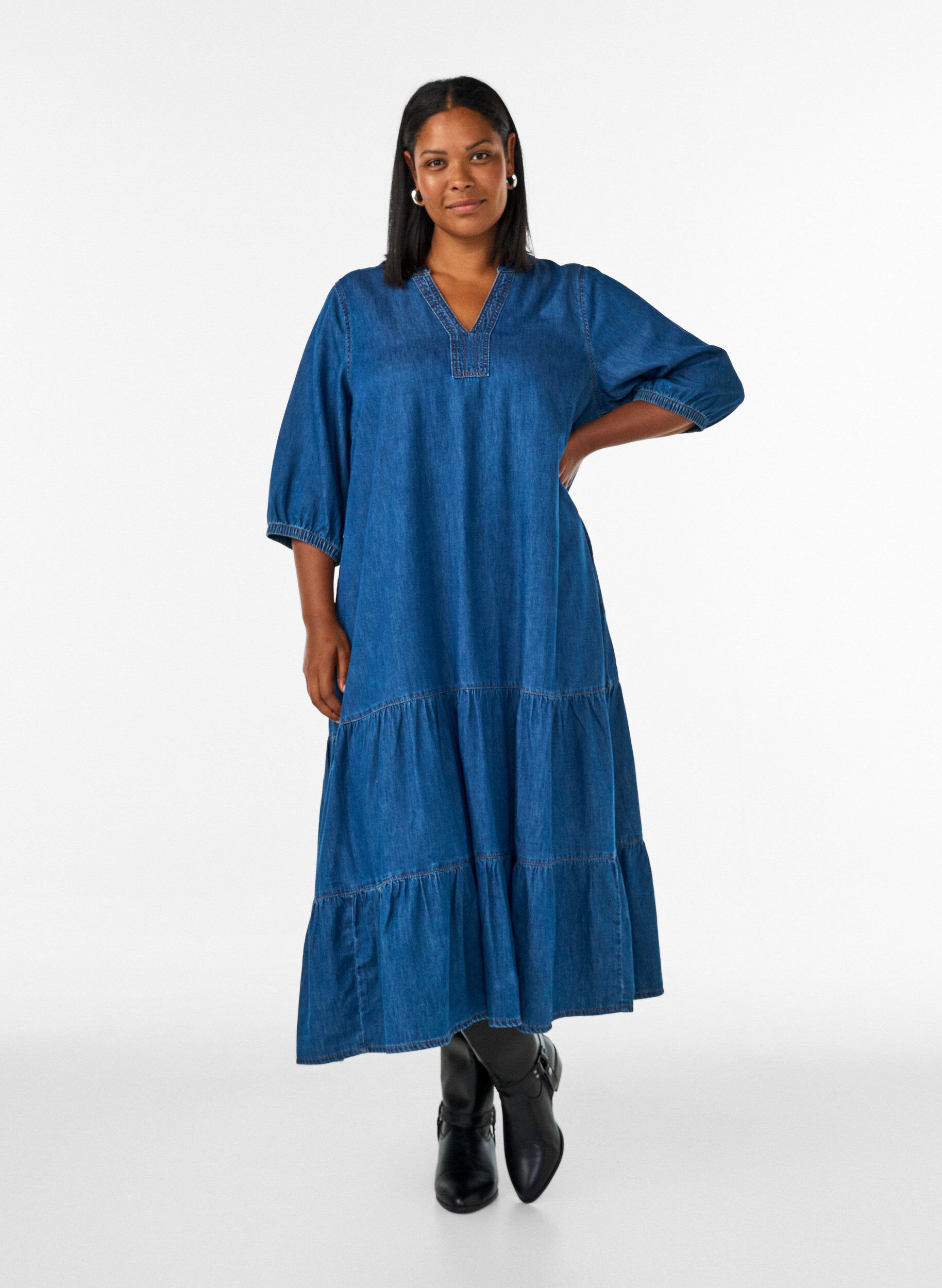 Maxikleid aus Denim mit ger&uuml;schten Stufen, Blau, Model