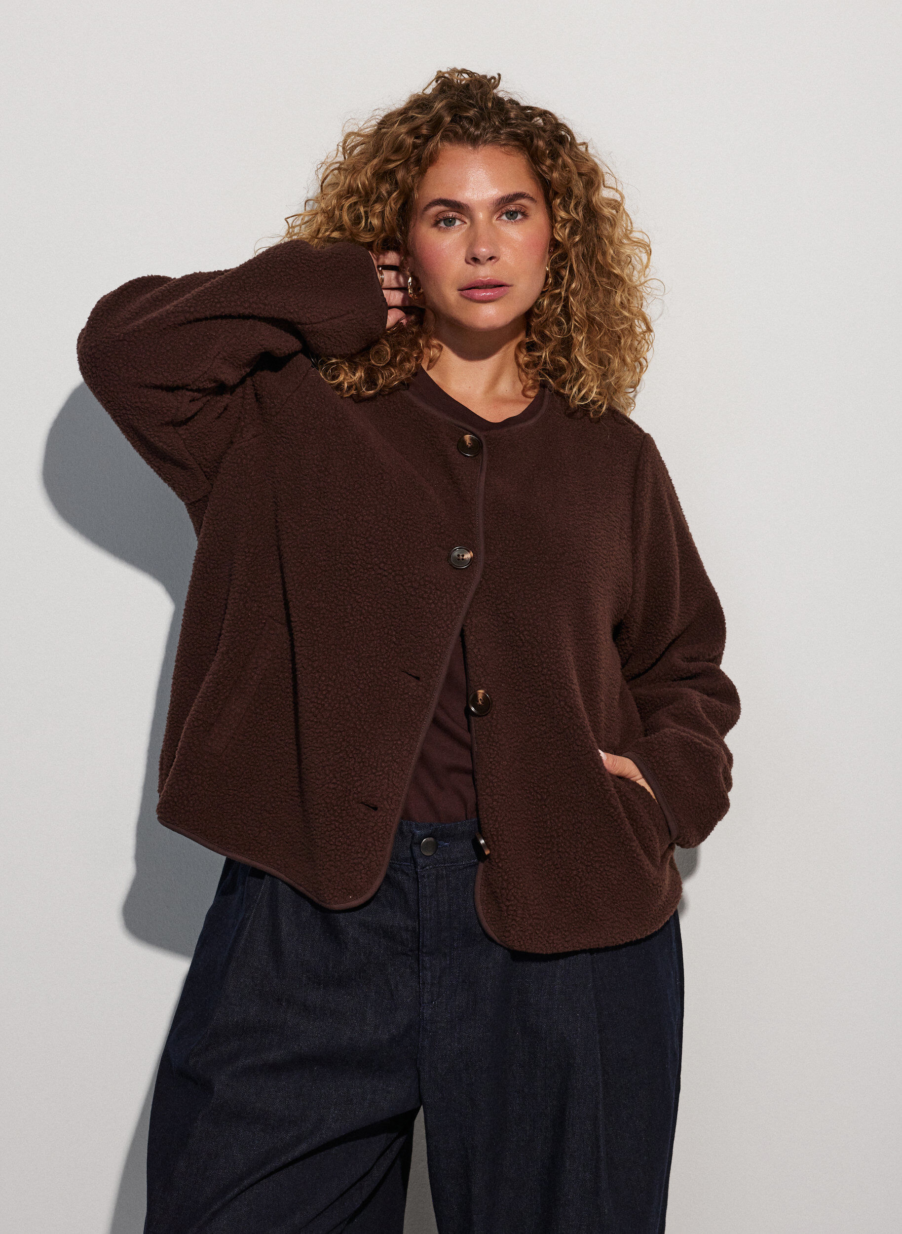 Teddyjacke mit Rundhalsausschnitt und Kn&ouml;pfen, Braun, Model