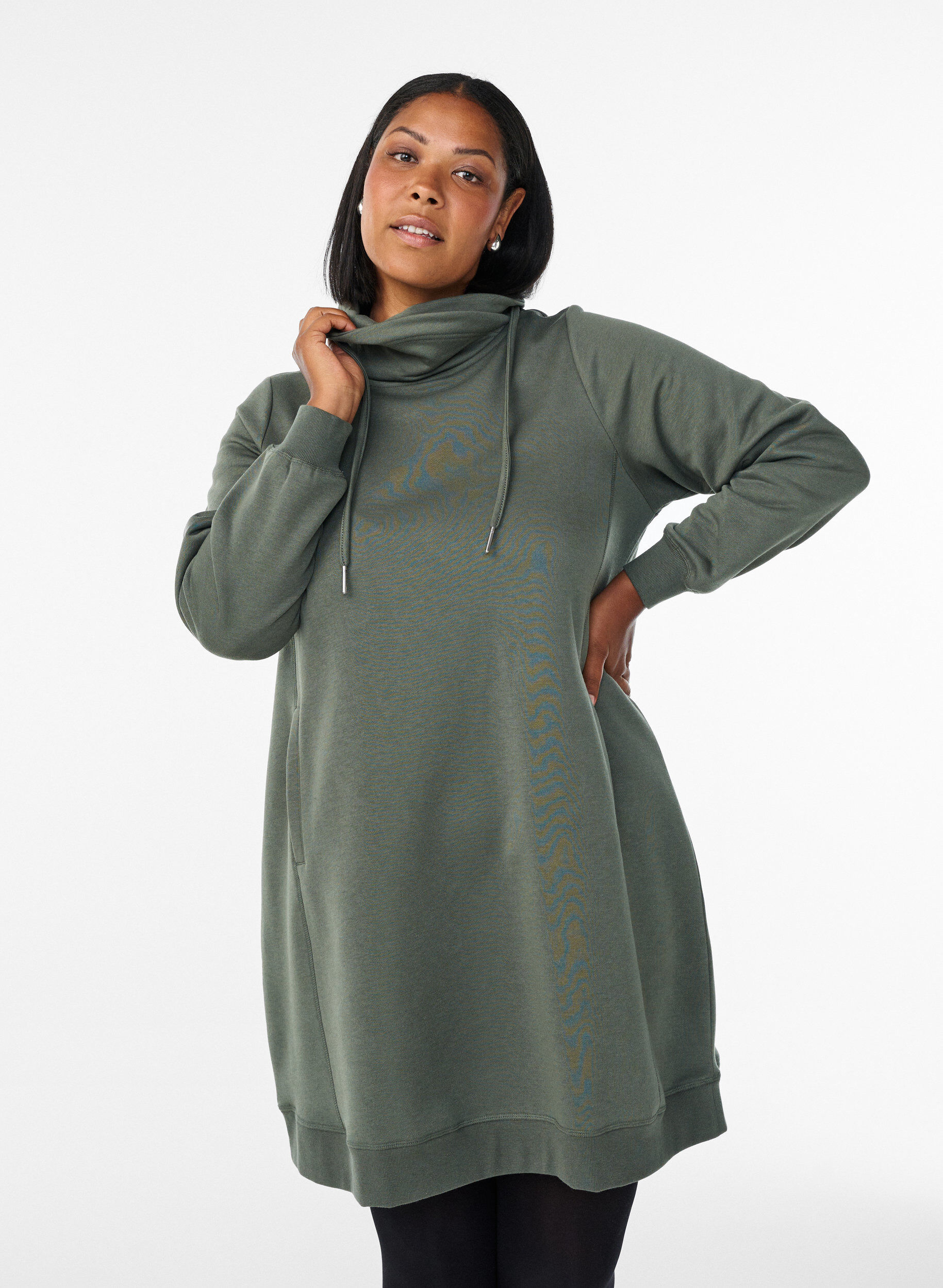 Kurzes Sweatshirtkleid mit Stehkragen und Taschen, Gr&uuml;n, Model