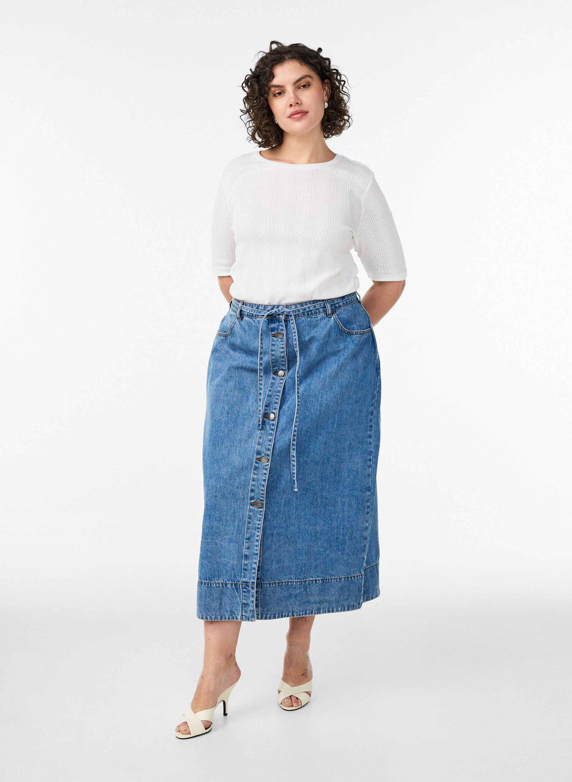 Langer Jeansrock mit Kn&ouml;pfen und Bindeg&uuml;rtel, Blau, Model