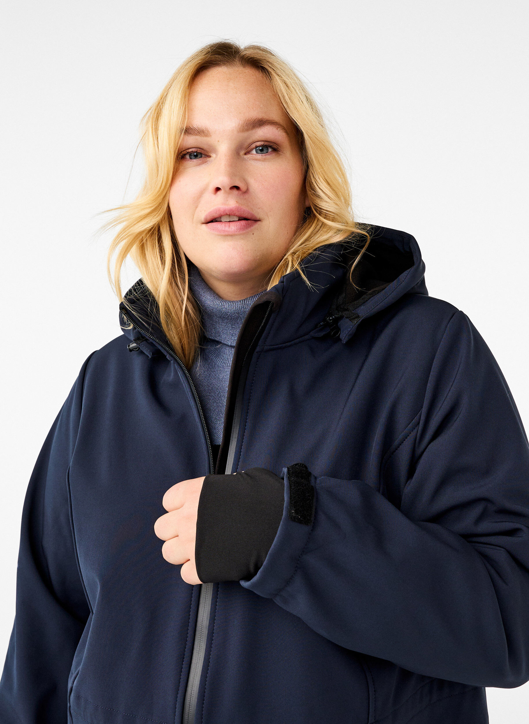 Zizzi Softshell-Jacke mit abnehmbarer Kapuze, Blau, Model image number 3
