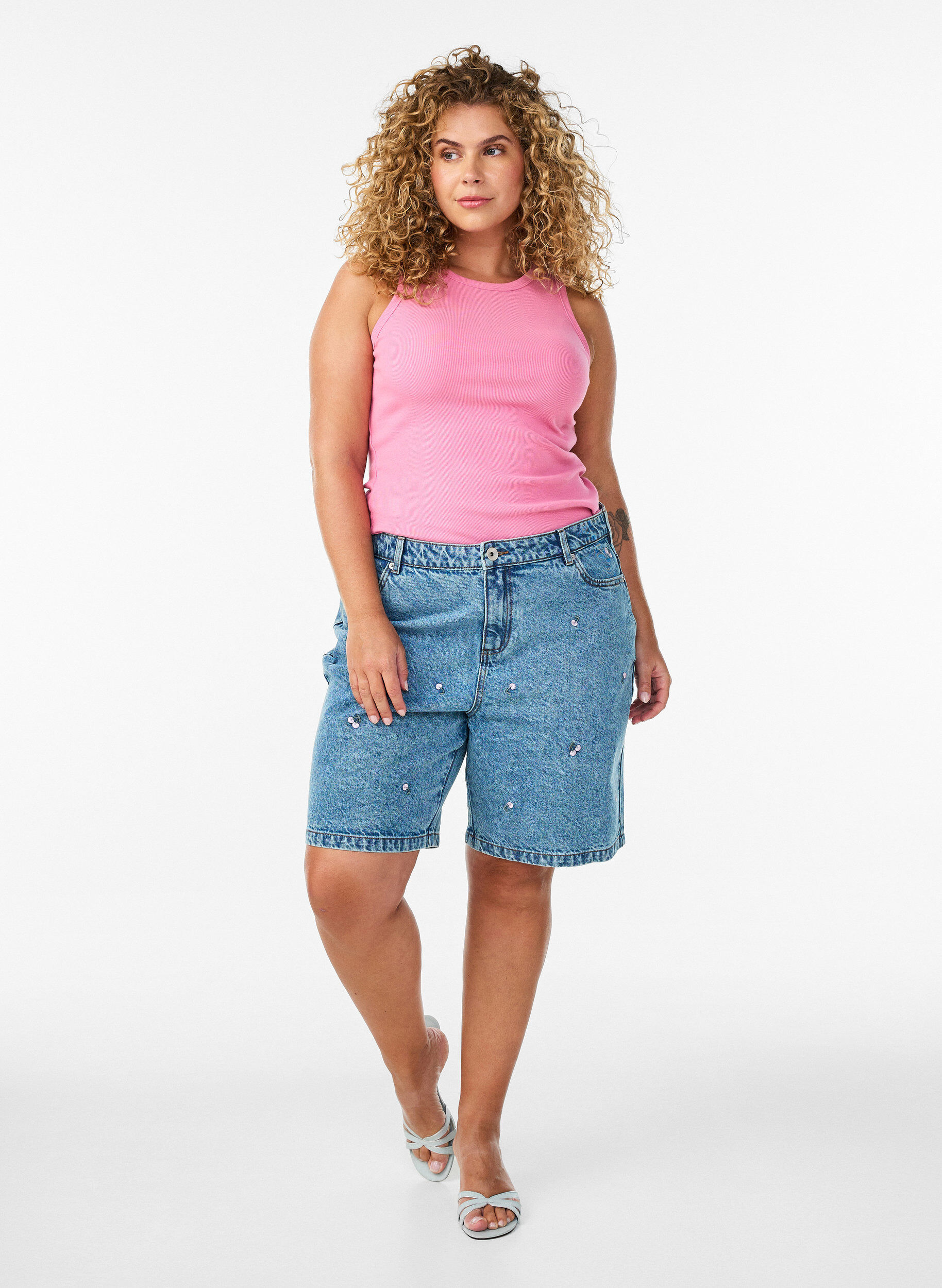 ZizziHoch taillierte Denimshorts mit bestickten Motiven, Blau, Model image number 1