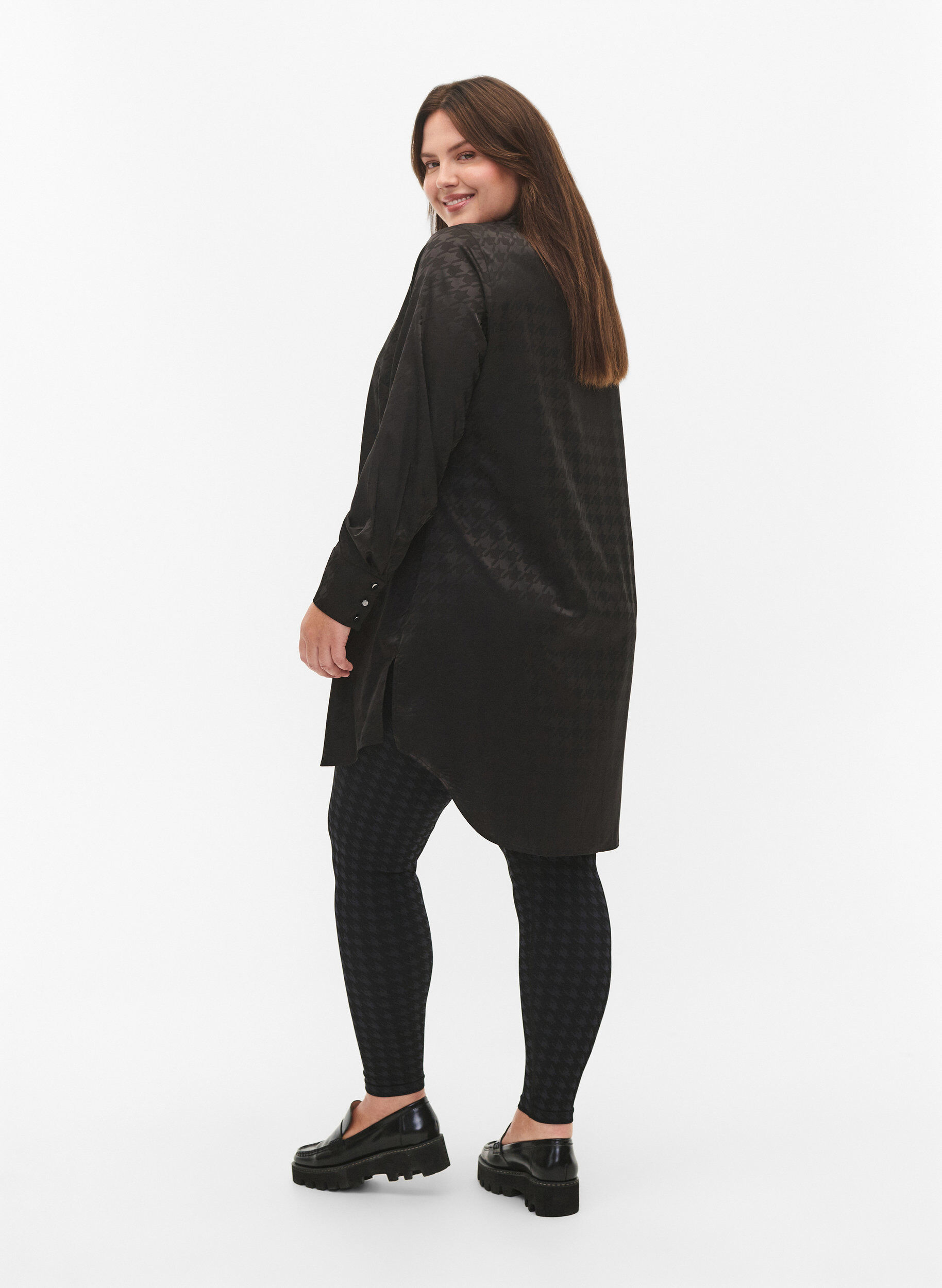 Zizzi Seamless Leggings mit Hahnentrittmuster, Black w. Dark Grey, Model image number 1
