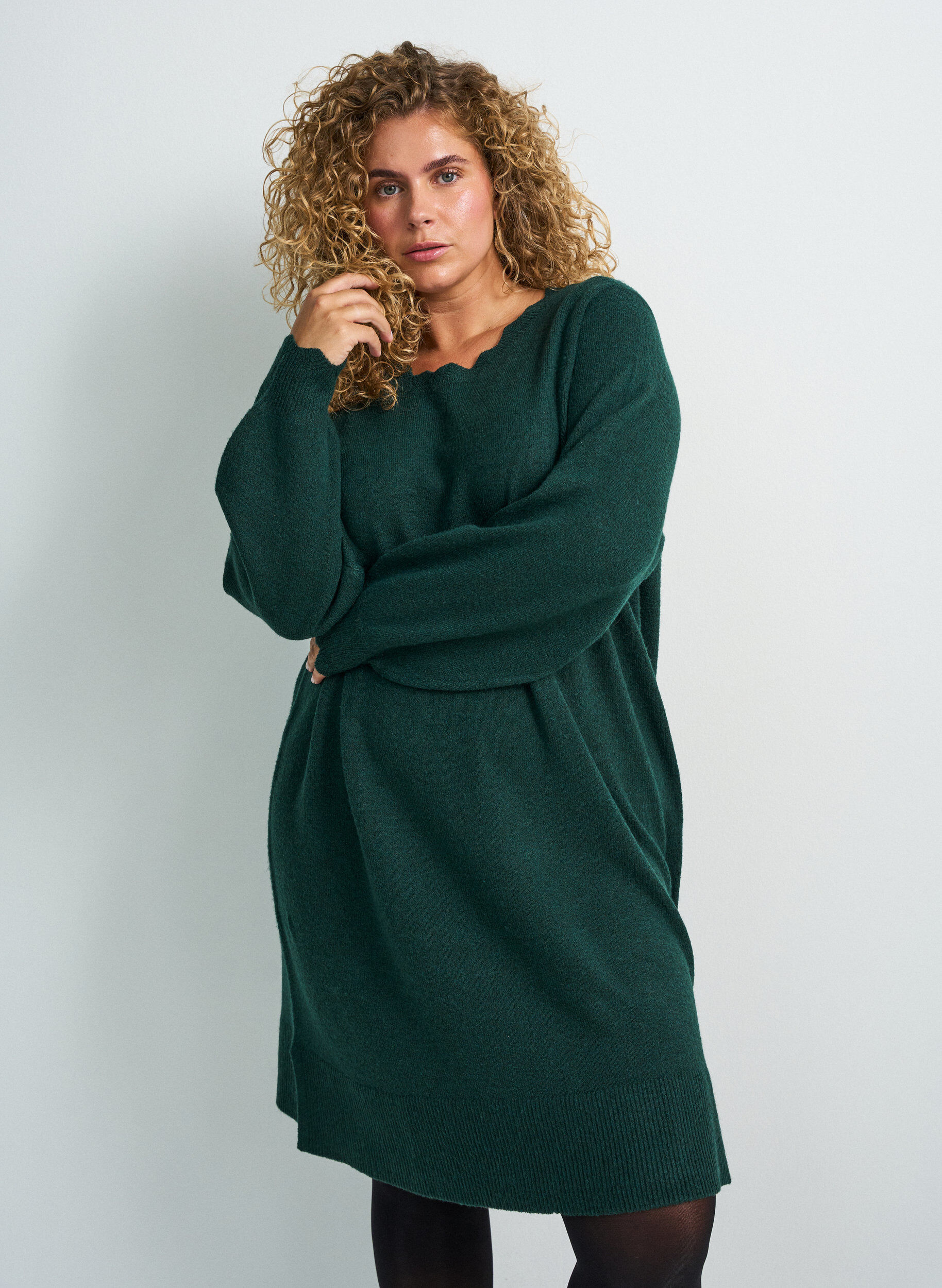 Gestricktes Minikleid mit gewelltem Saum und Schlitzen, Gr&uuml;n, Model