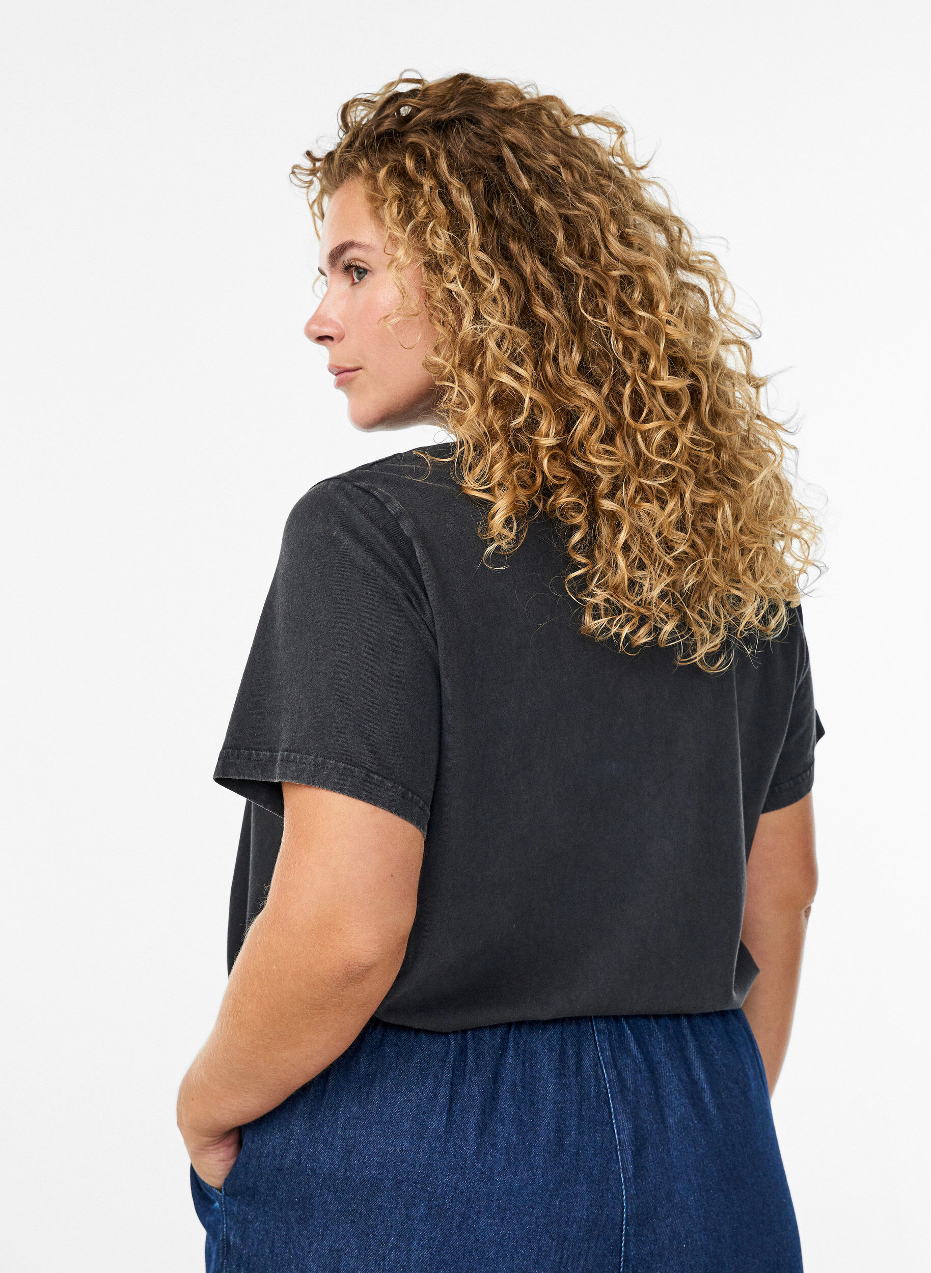 Zizzi T-Shirt mit Teddyb&auml;r-Print und abgenutzter Optik, Grau, Model image number 2