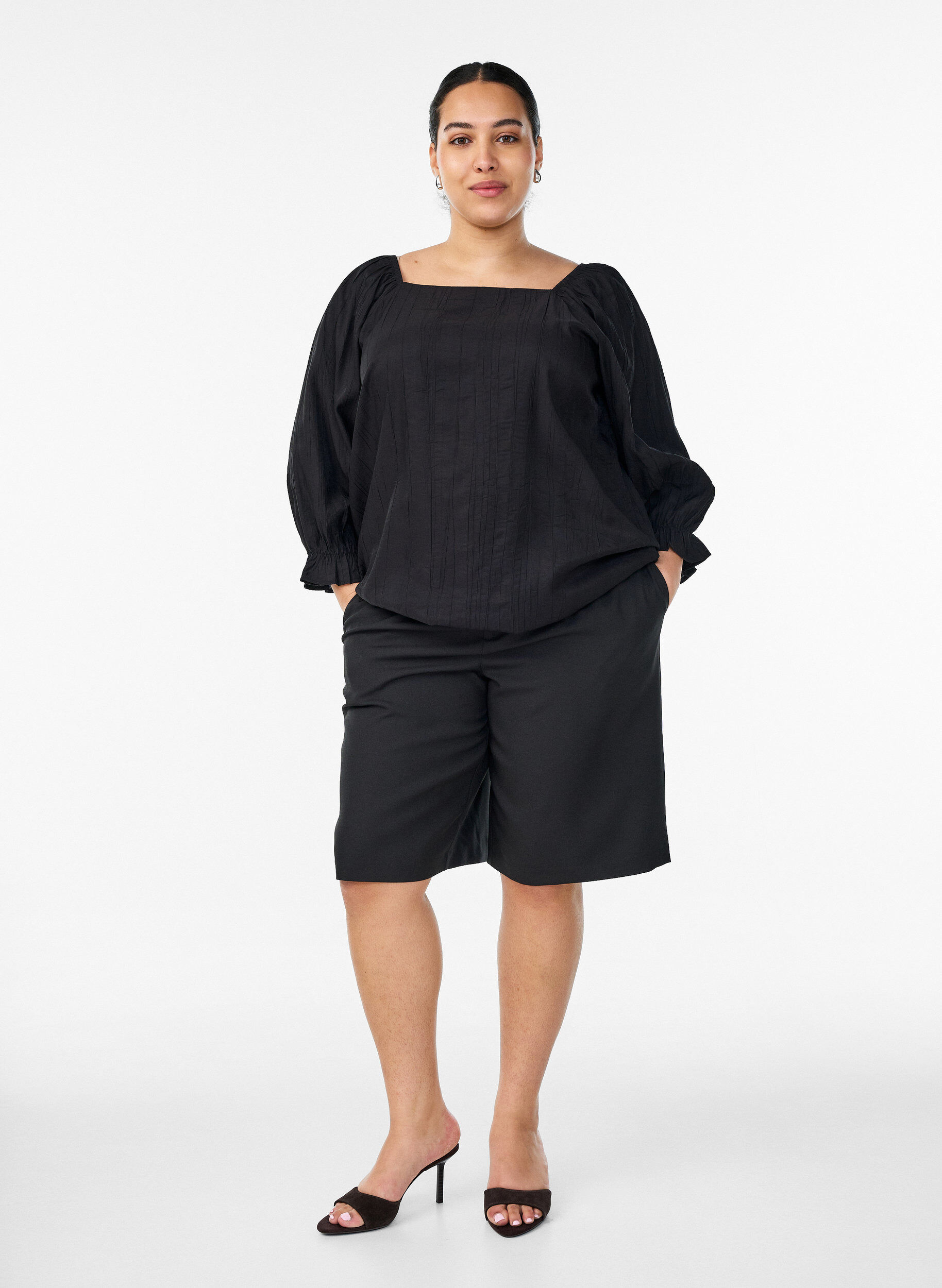 Zizzi Viskosebluse mit eckigem Ausschnitt und 3/4-&Auml;rmeln, Schwarz, Model image number 1