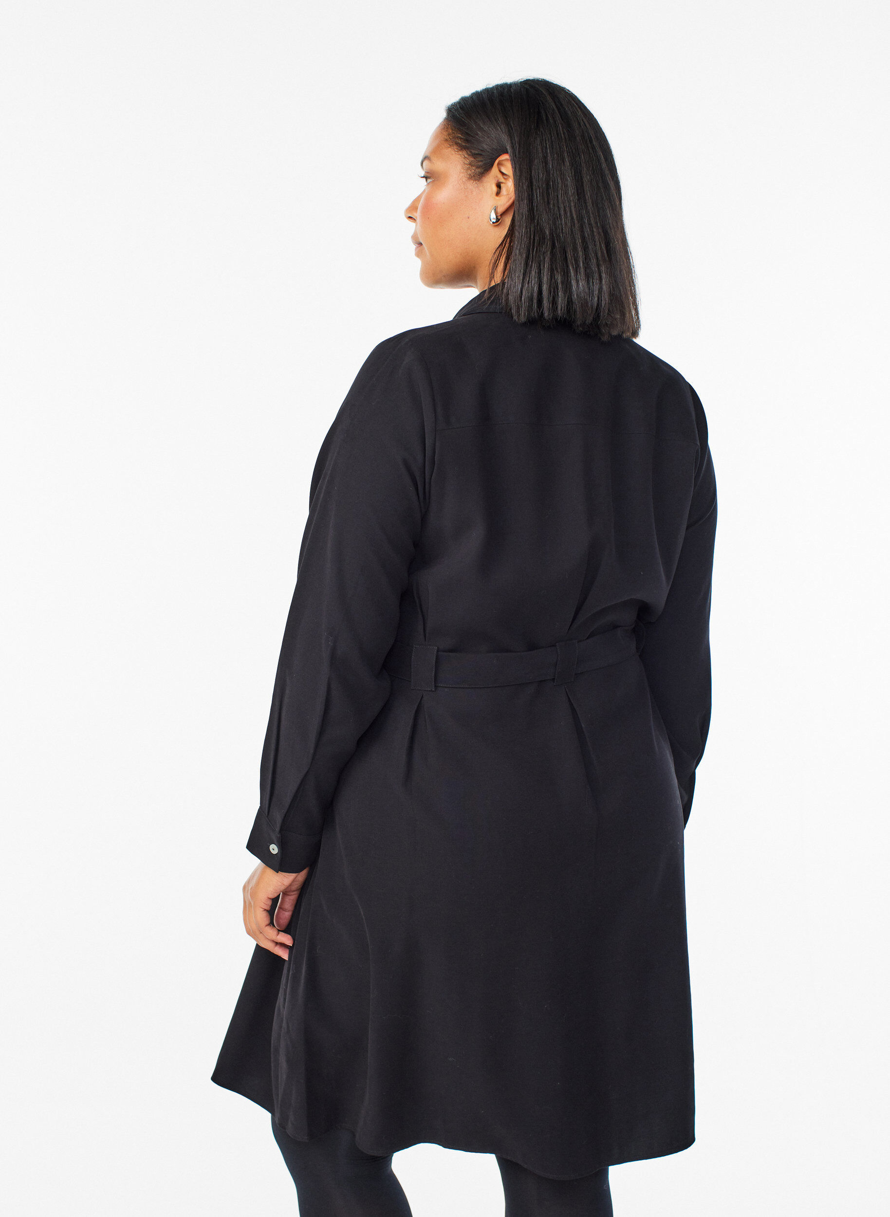 Zizzi Hemdblusenkleid mit Bindeg&uuml;rtel und langen &Auml;rmeln, Schwarz, Model image number 2