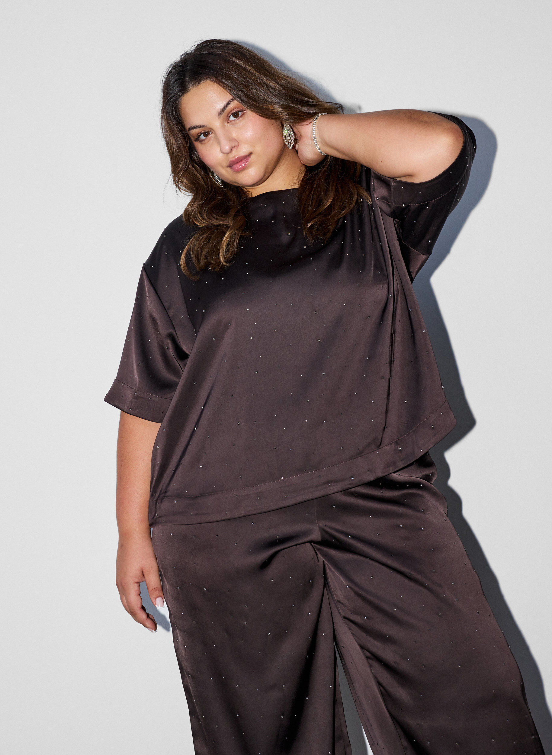 ZizziSatinbluse mit Strasssteinen und ellenbogenlangen &Auml;rmeln, Braun, Model image number 0