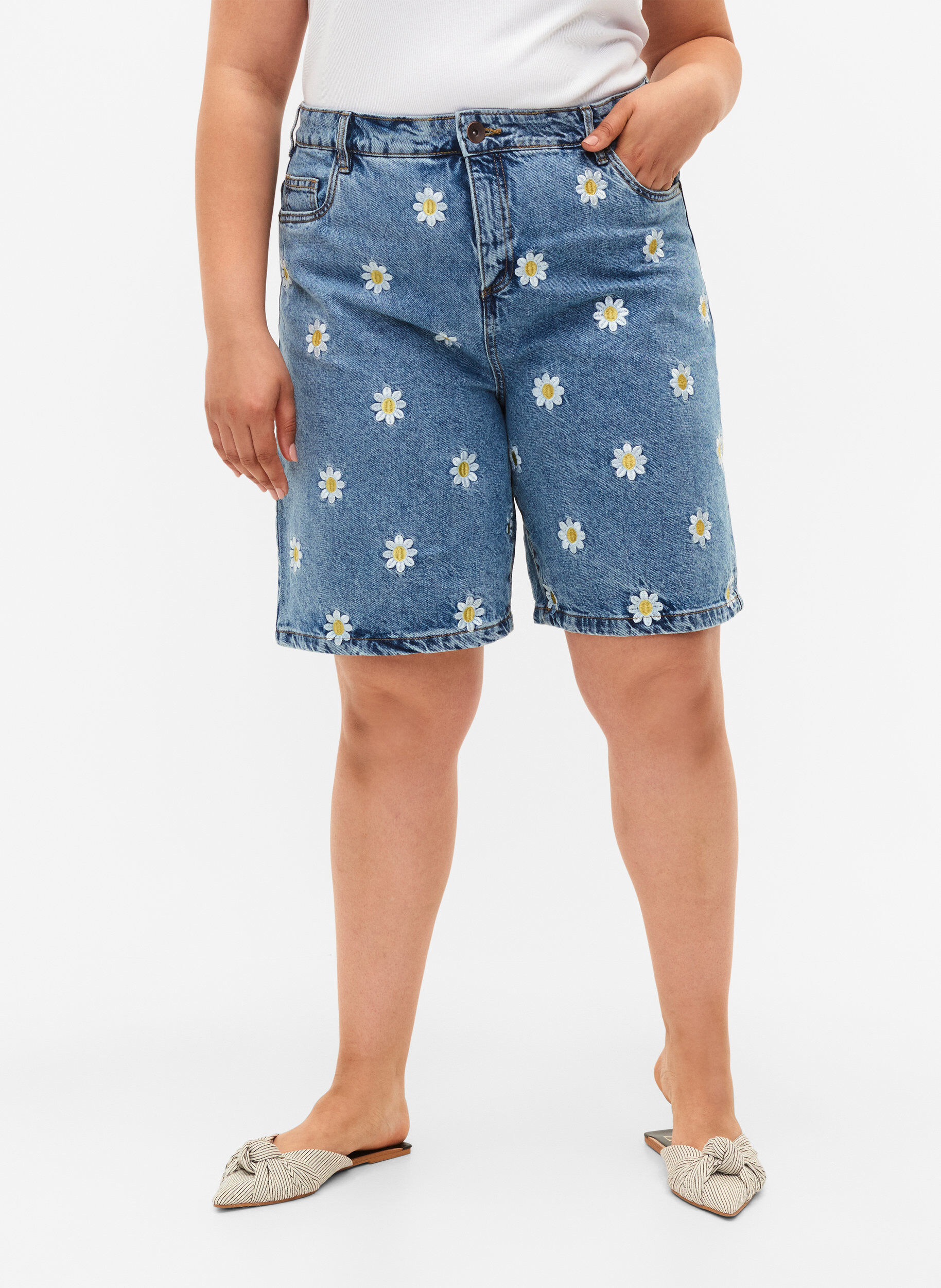 Zizzi Hochtaillierte Mille Shorts mit Blumenstickerei, Light Blue Flower, Model image number 2