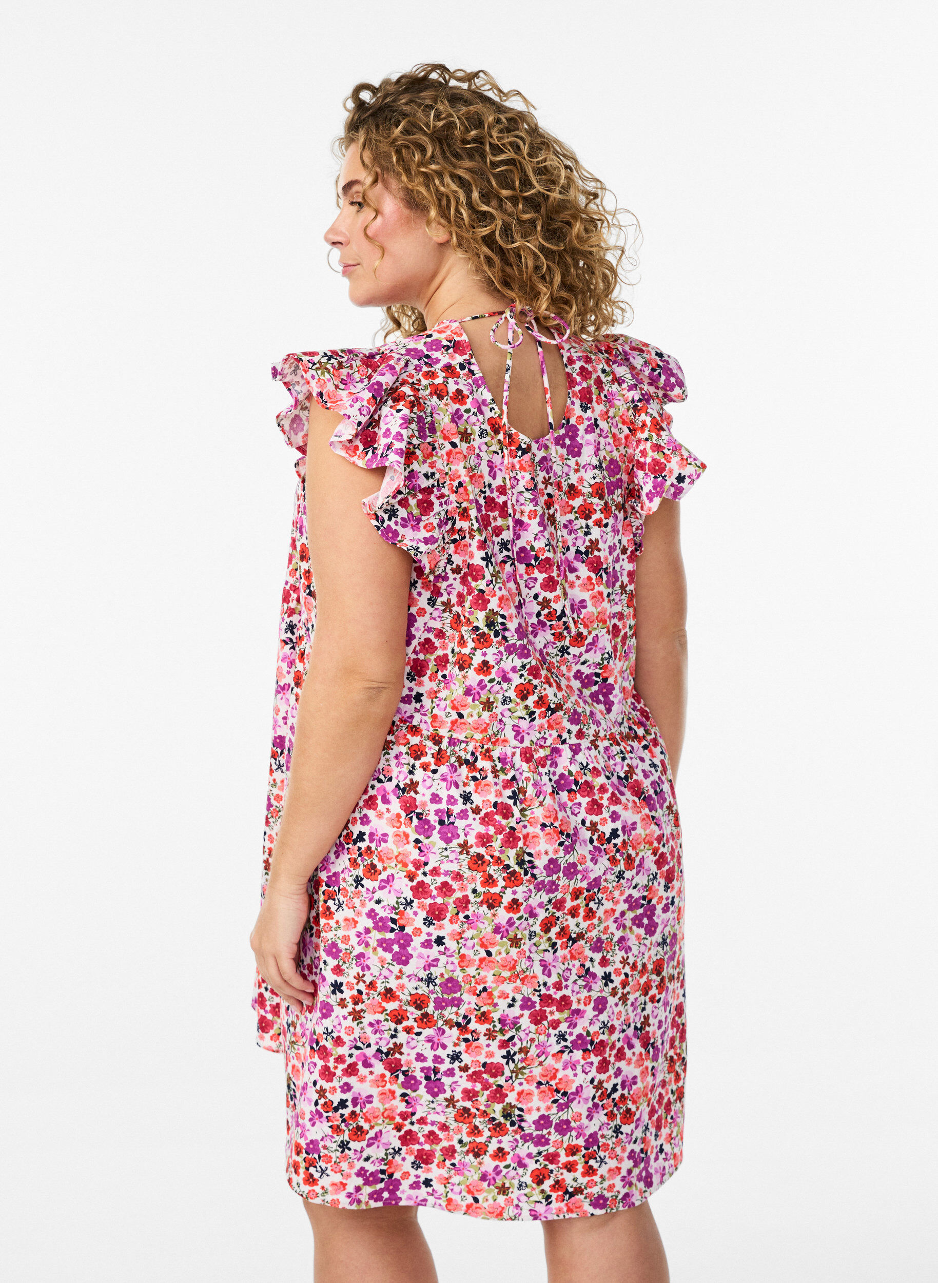 Zizzi Gebl&uuml;mtes Kleid aus Baumwolle mit R&uuml;schen und V-Ausschnitt, Pink, Model image number 2