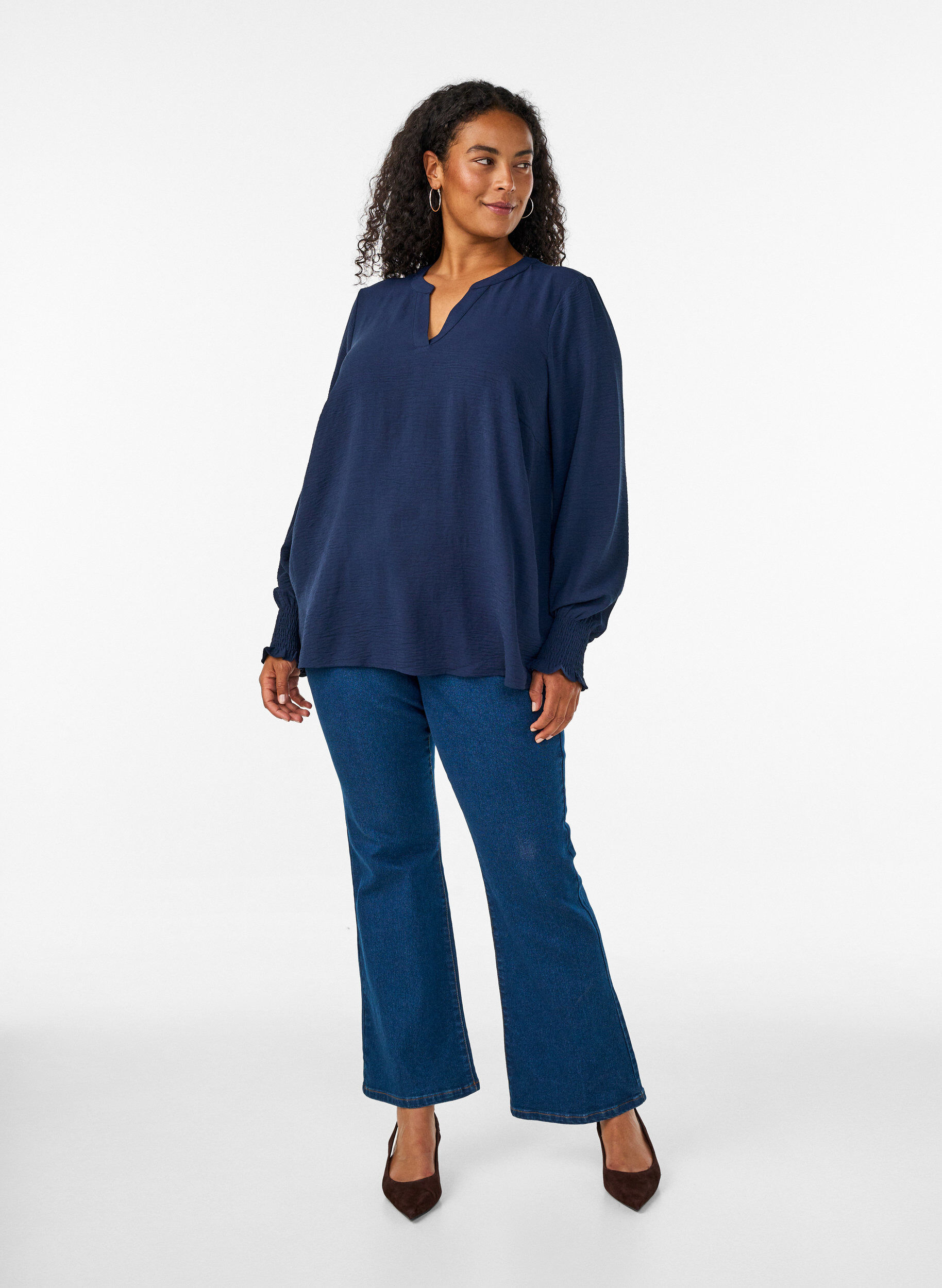 ZizziBluse mit Smockb&uuml;ndchen und V-Ausschnitt, Blau, Model image number 1
