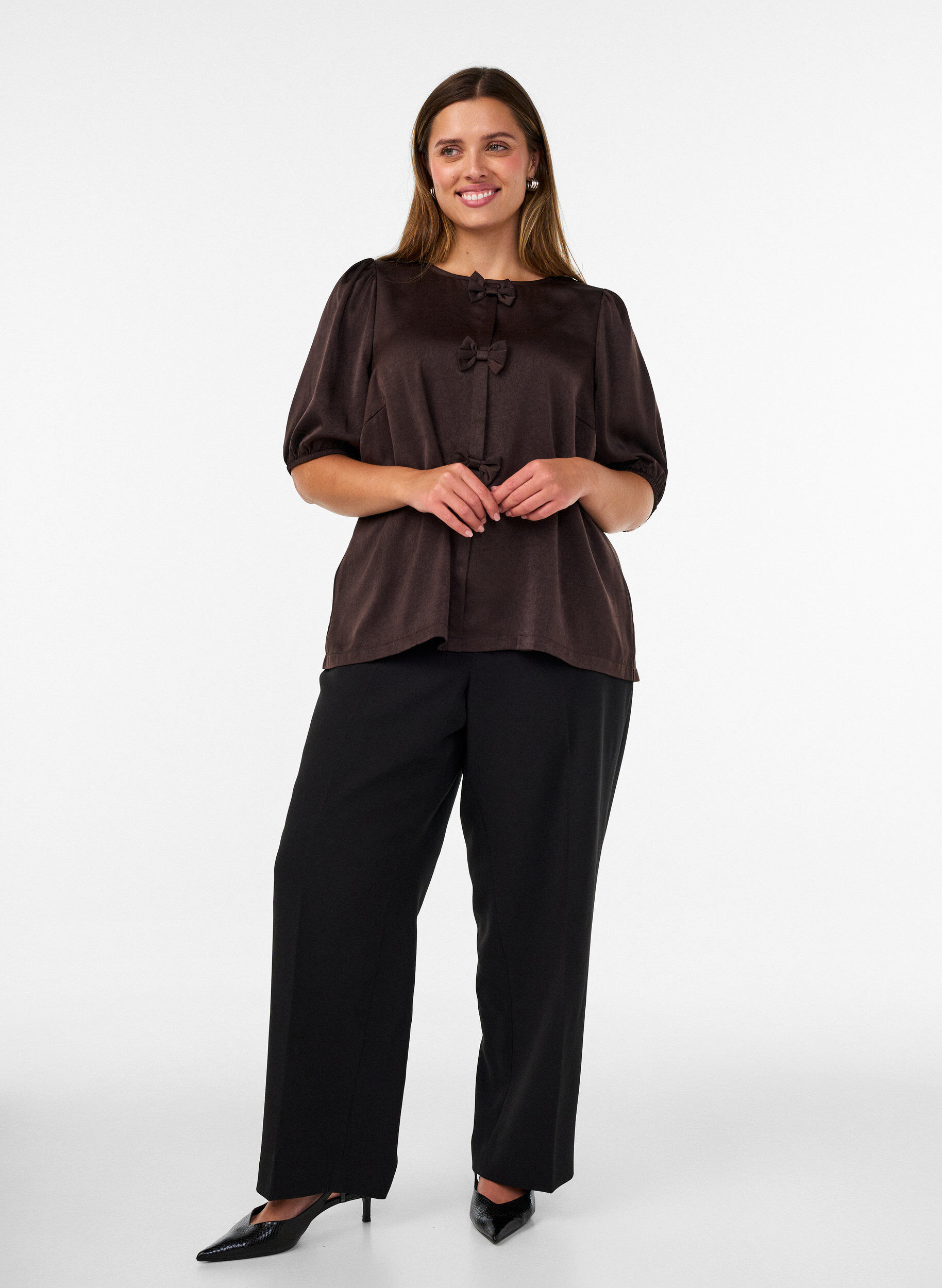 ZizziBluse aus Satin mit Schleifen und ellbogenlangen &Auml;rmeln, Braun, Model image number 1
