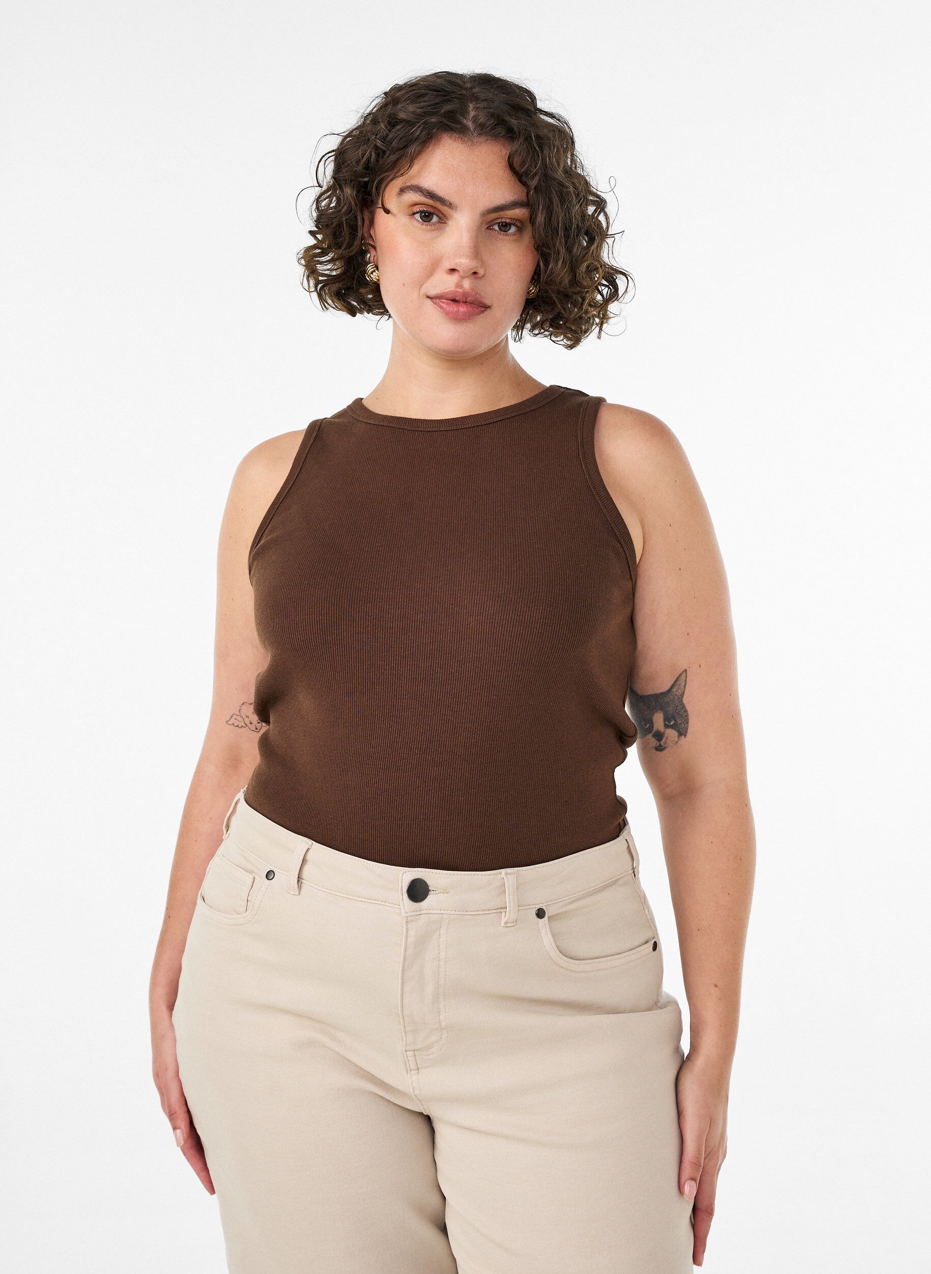 Ripptop aus Baumwolle mit hohem Kragen, Braun, Model