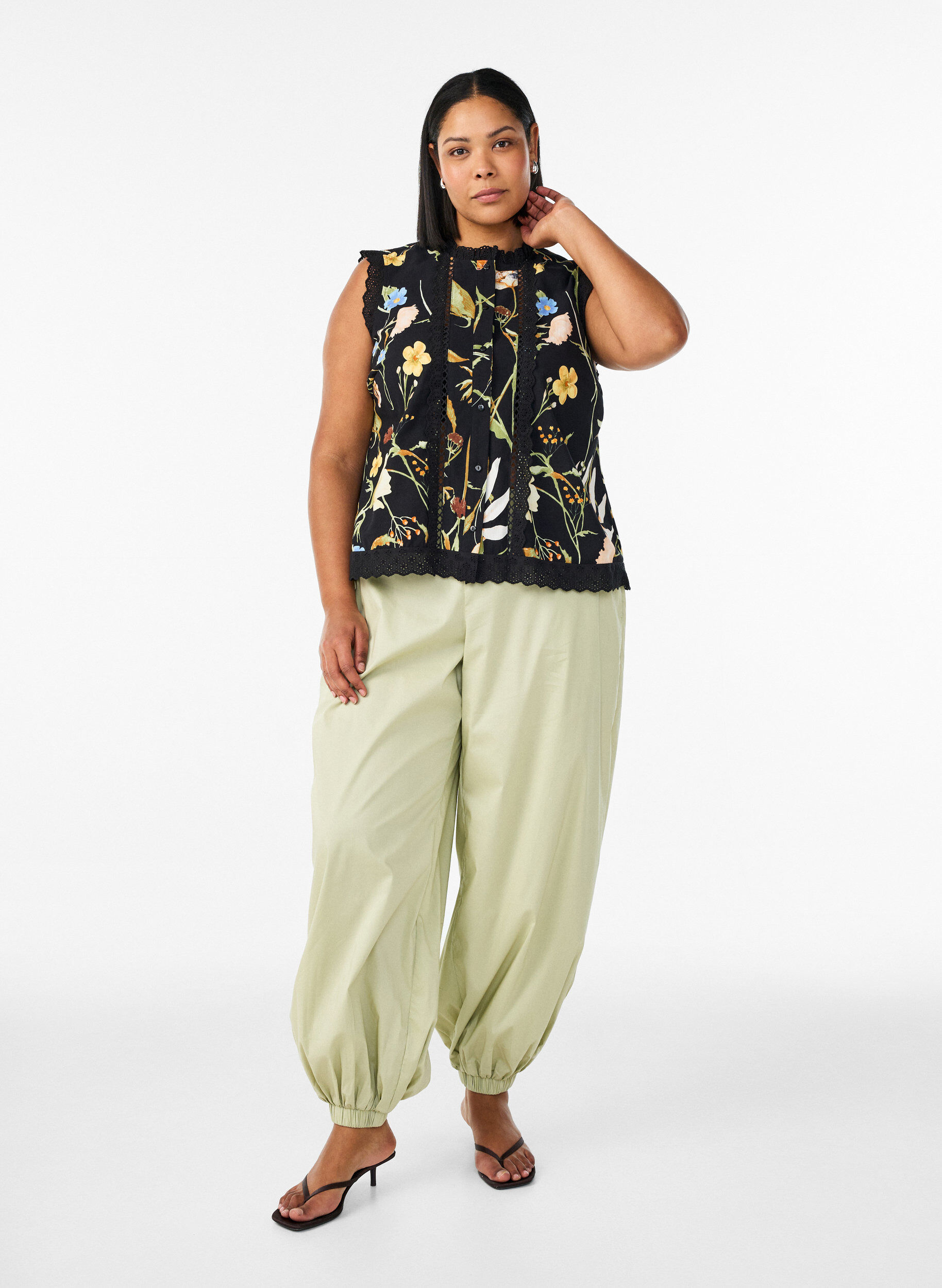 Zizzi &Auml;rmellose Bluse aus Baumwolle mit Blumenprint und Broderie Anglaise, Schwarz, Model image number 1