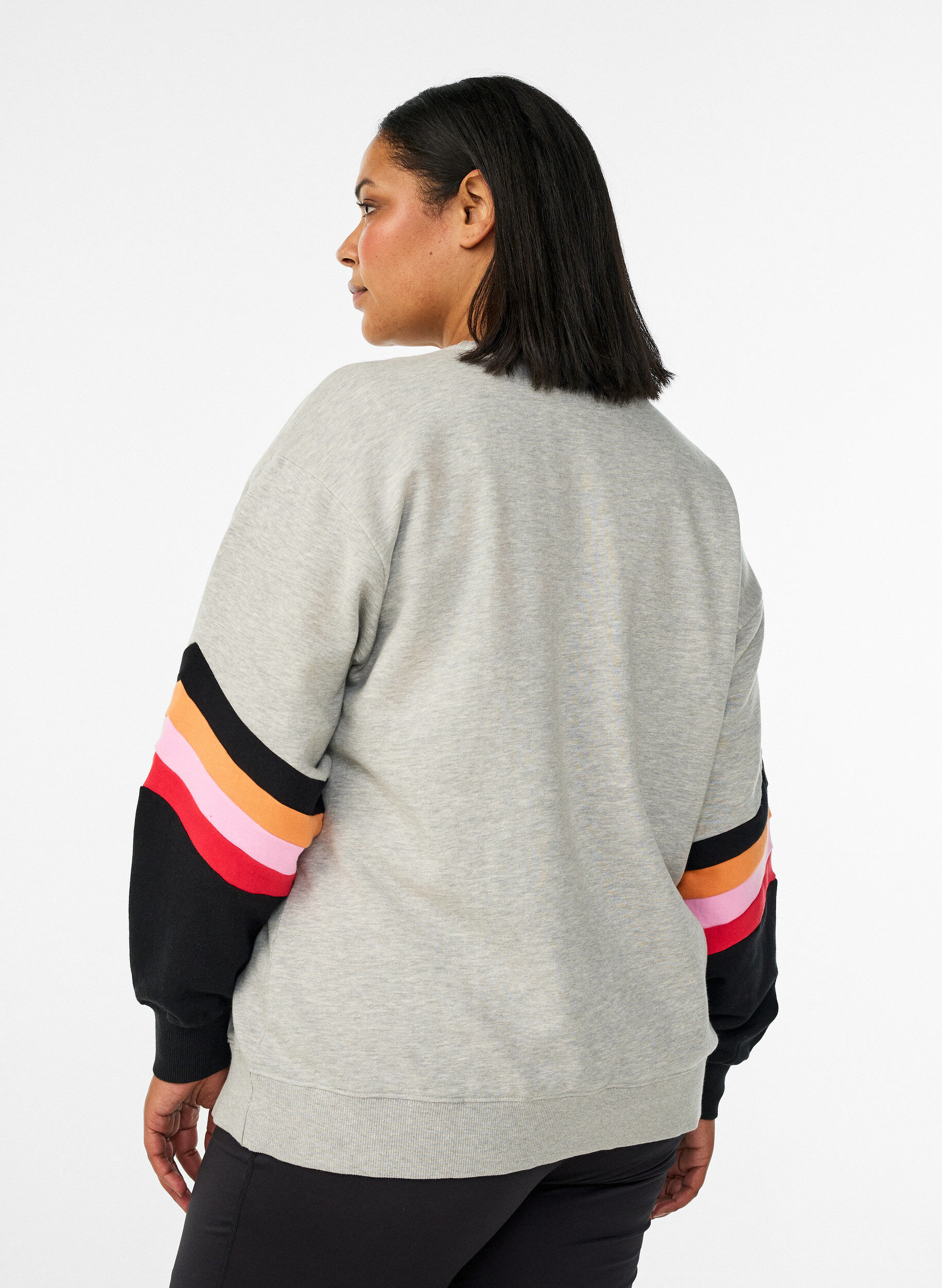 Zizzi Lockeres Sweatshirt mit Kontrastdetails an den &Auml;rmeln, Grau, Model image number 2