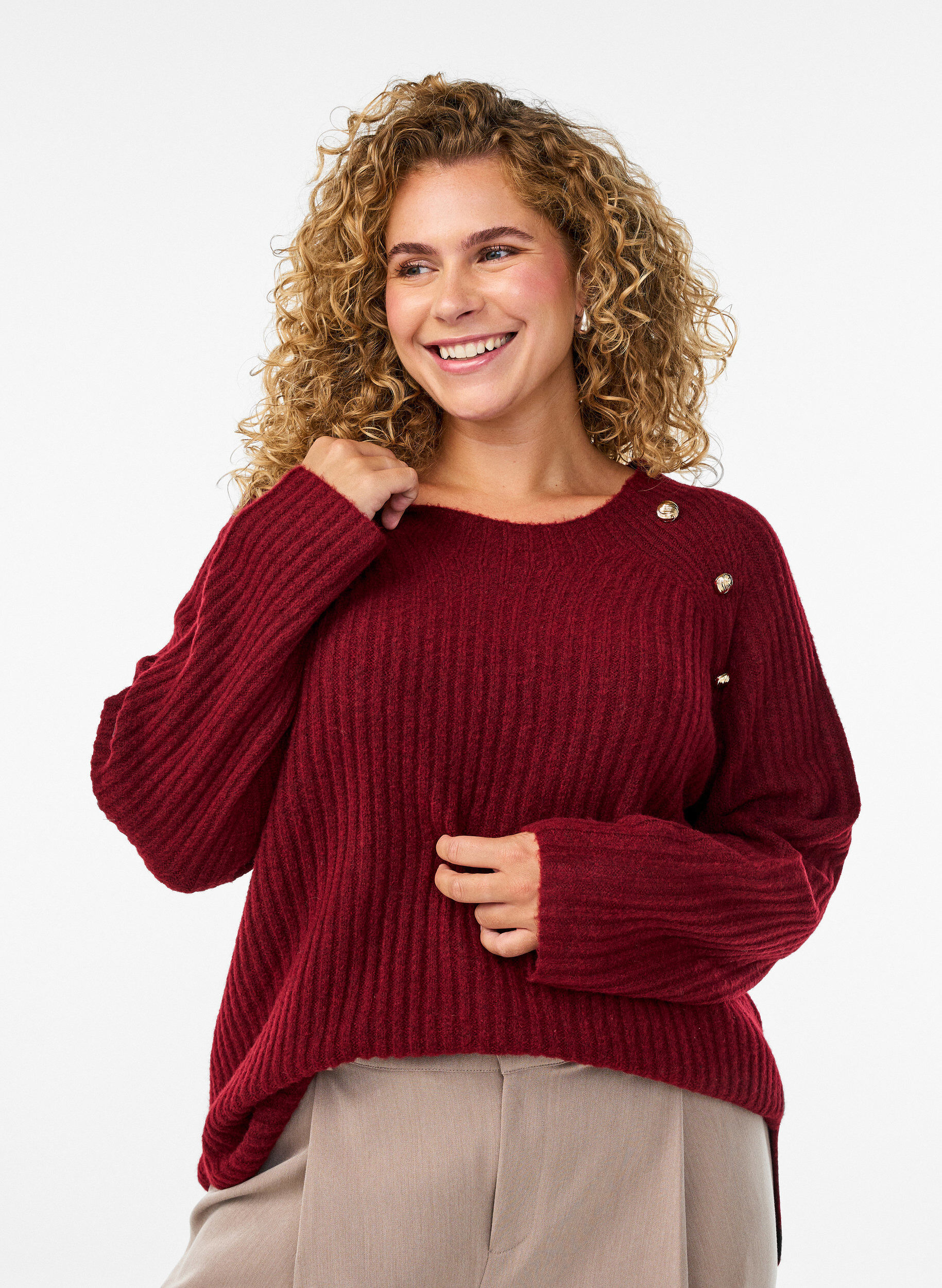 Zizzi Pullover aus Rippstrick mit Zierkn&ouml;pfen, Rot, Model image number 0