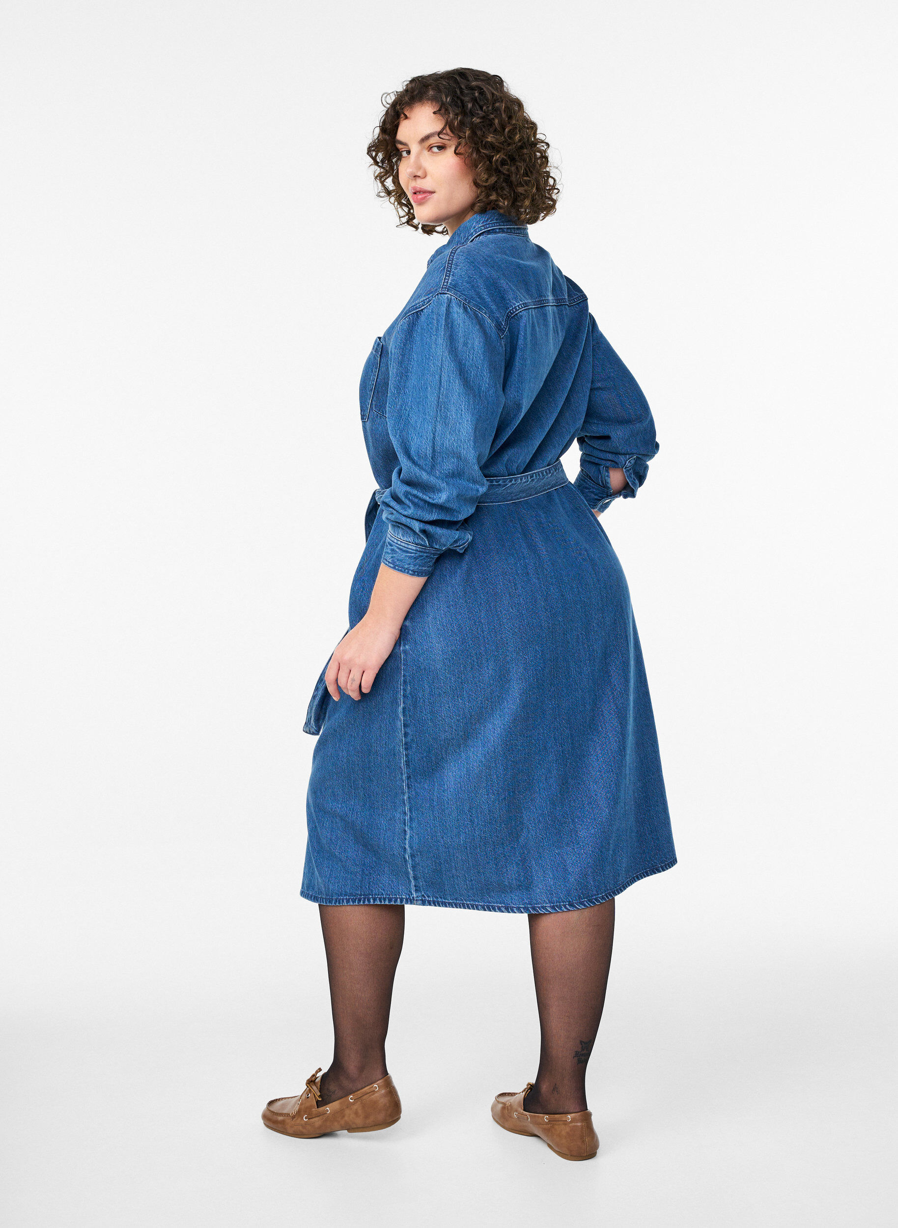 Zizzi Denim-Hemdkleid mit Bindeg&uuml;rtel und Seitentaschen, Blau, Model image number 1