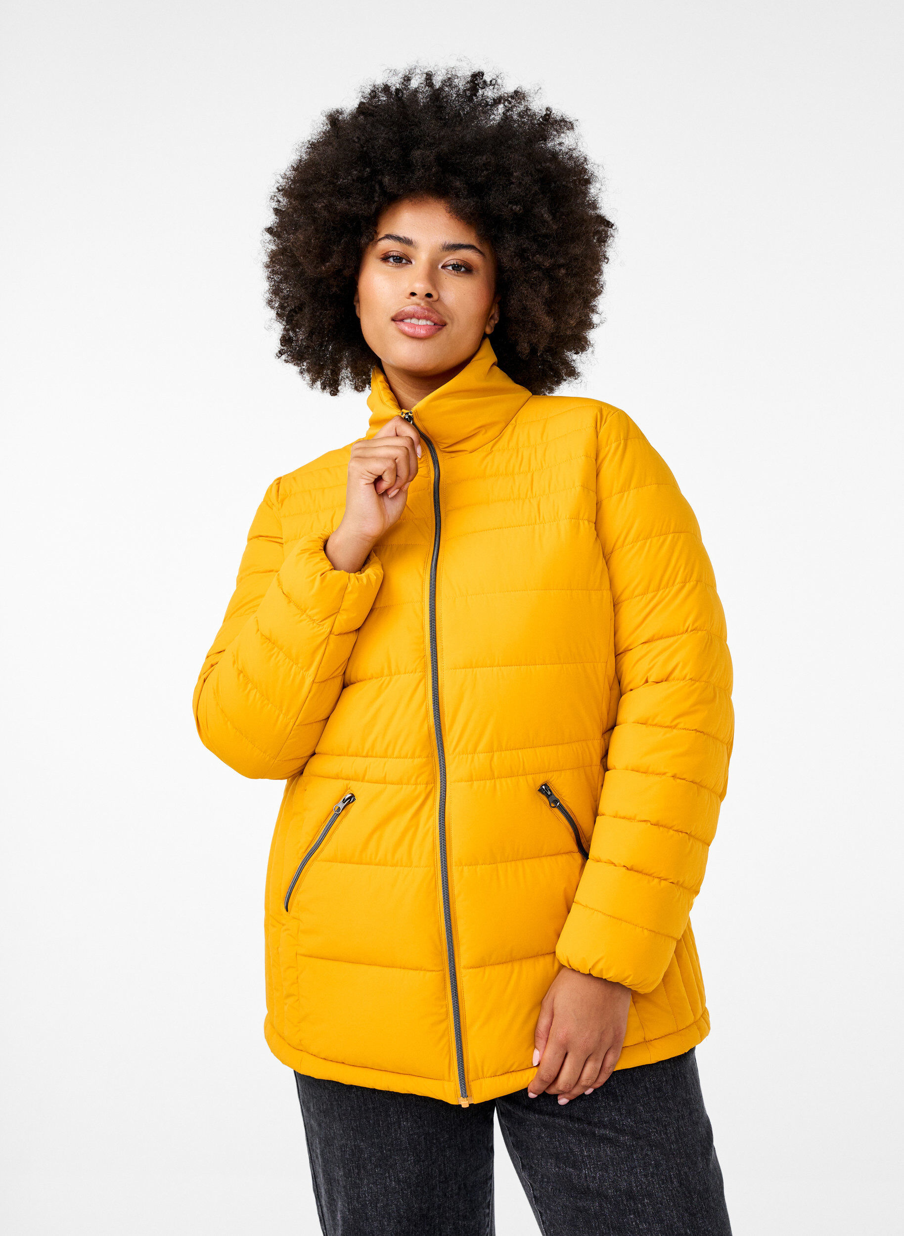 Kurze Steppjacke mit Taschen, Gelb, Model